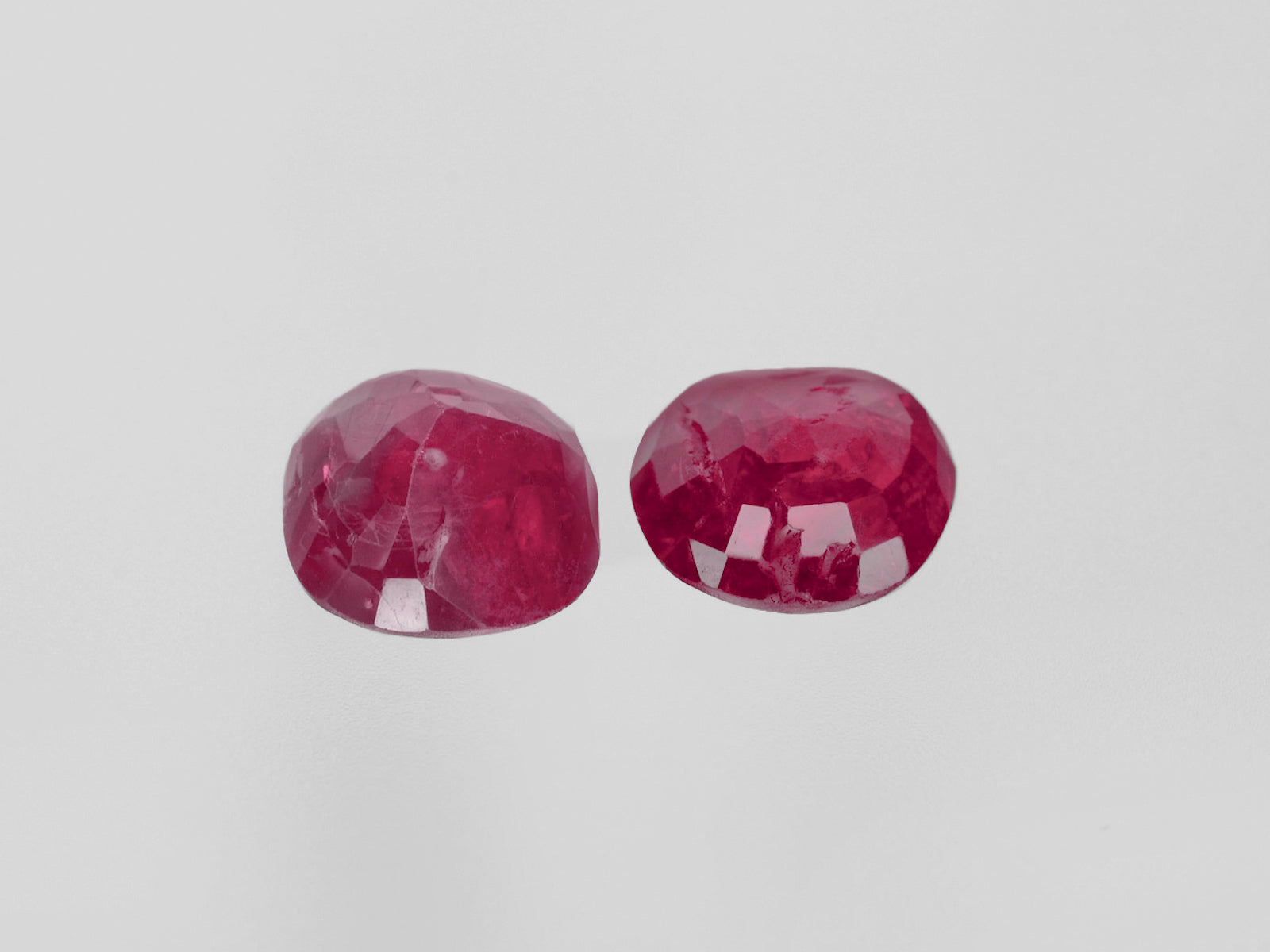 8800434-cushion-oval-deep-pinkish-red-igi-burma-natural-ruby-4.56-ct