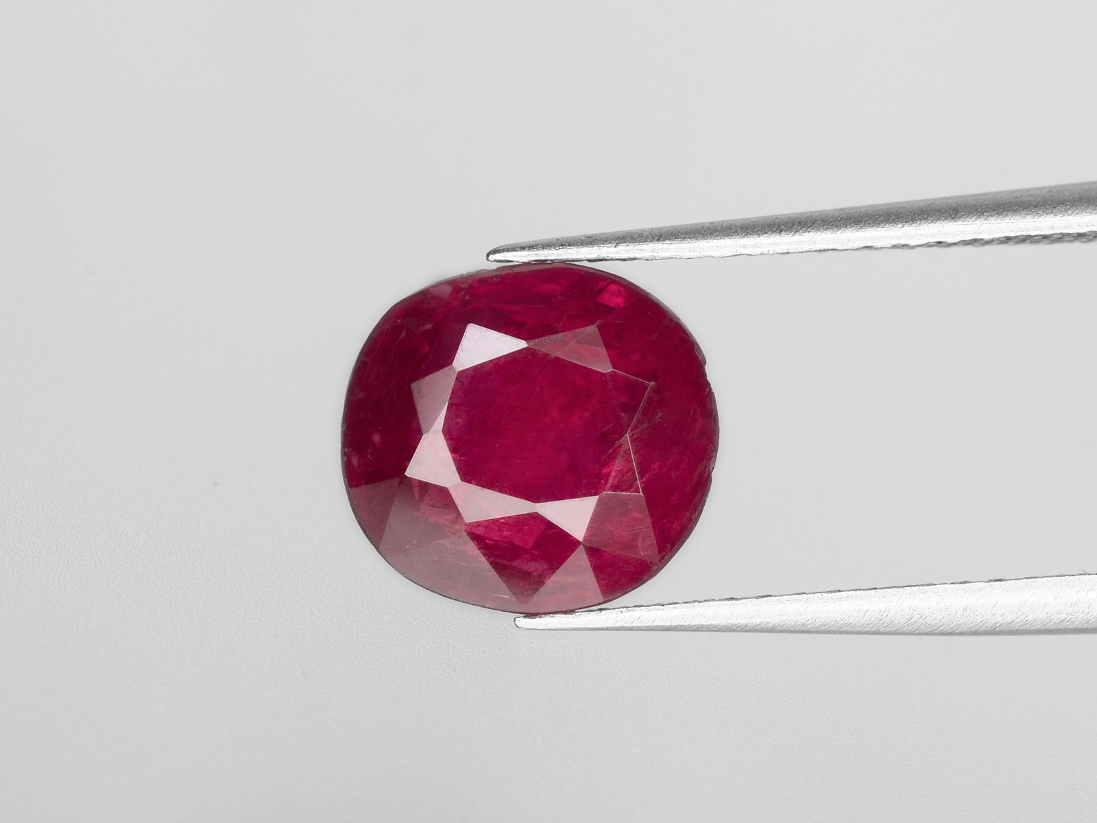 8800433-oval-deep-pinkish-red-igi-burma-natural-ruby-2.12-ct