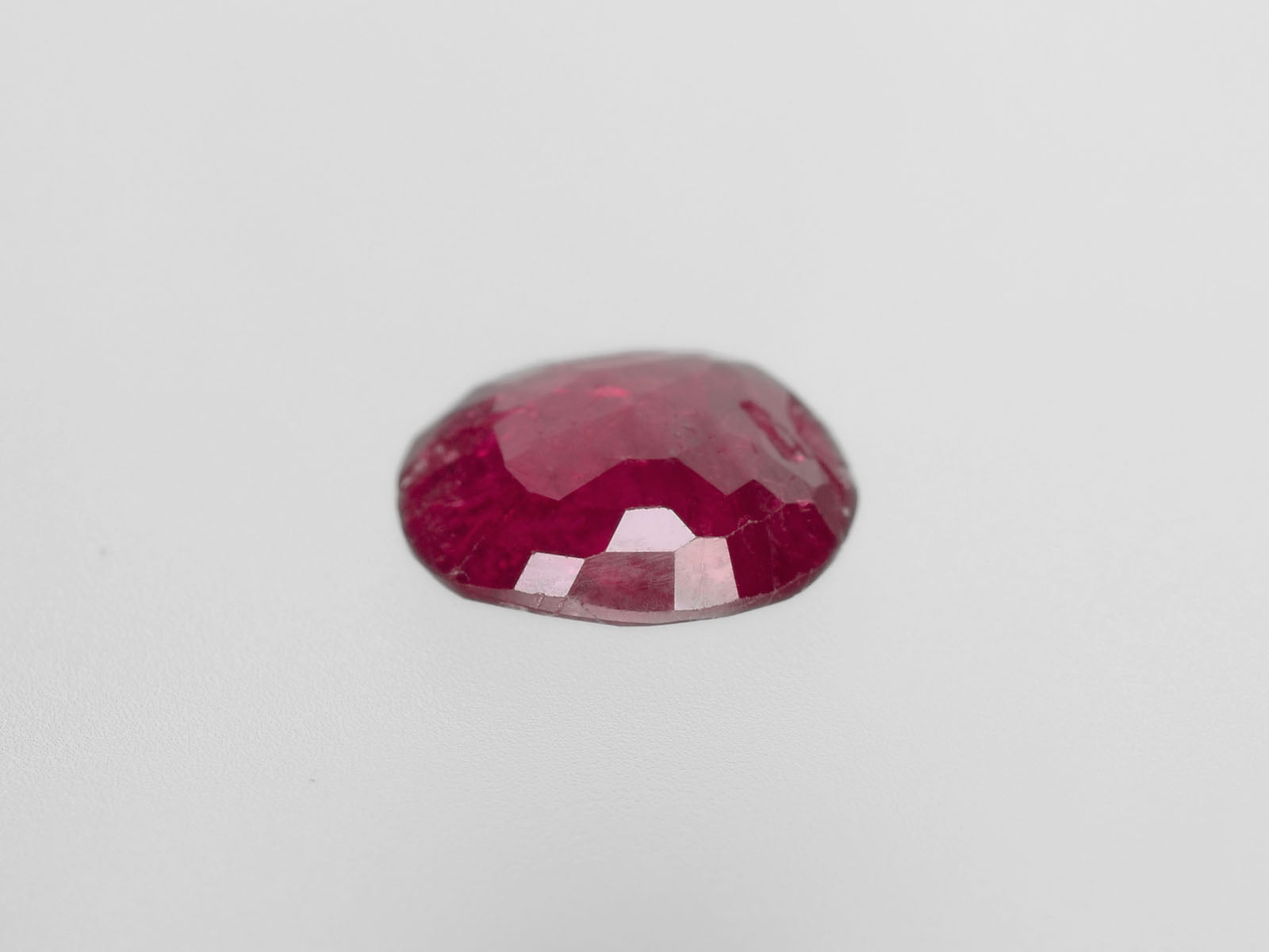 8800433-oval-deep-pinkish-red-igi-burma-natural-ruby-2.12-ct