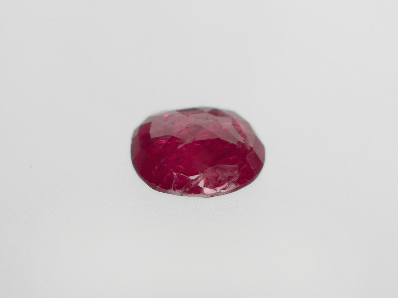 8800433-oval-deep-pinkish-red-igi-burma-natural-ruby-2.12-ct
