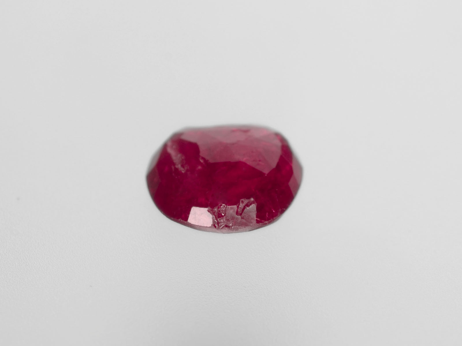 8800433-oval-deep-pinkish-red-igi-burma-natural-ruby-2.12-ct