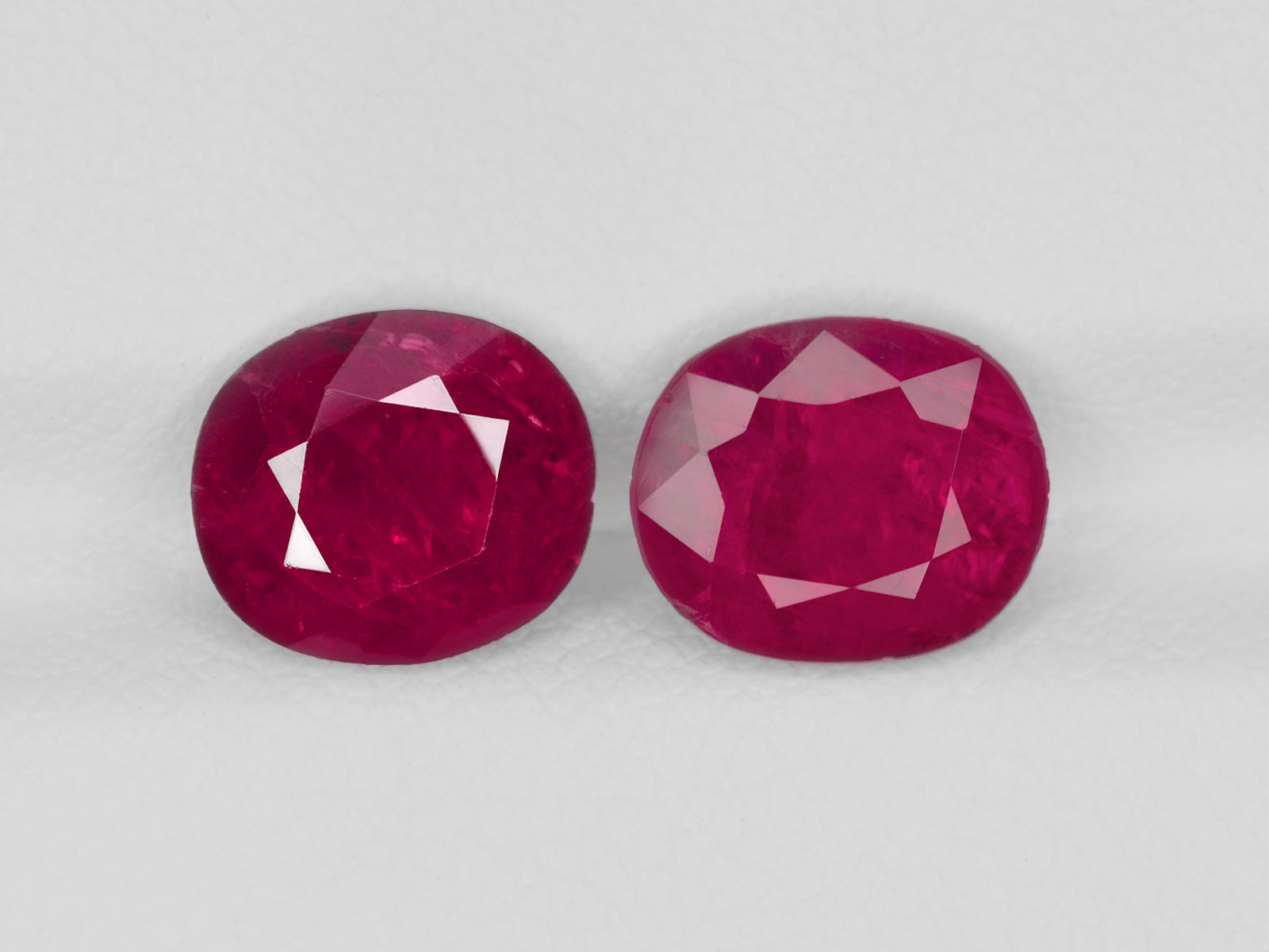 8800437-oval-deep-pinkish-red-igi-burma-natural-ruby-4.86-ct