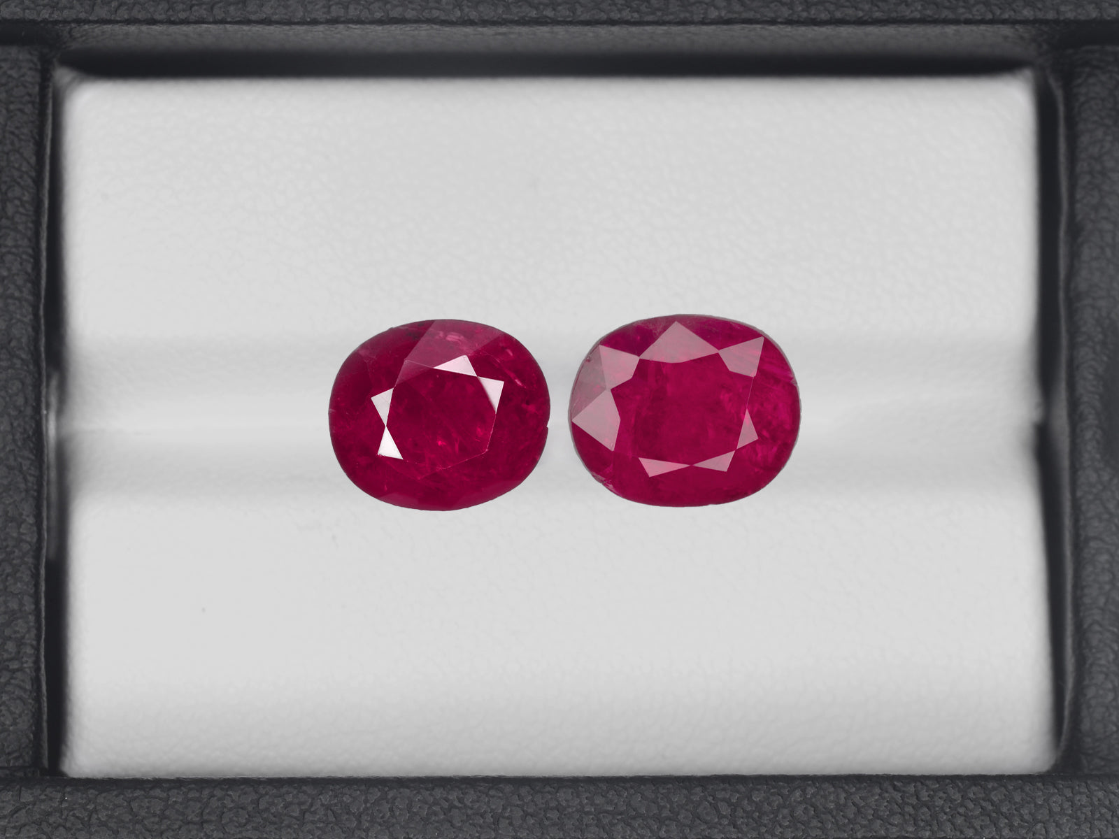 8800437-oval-deep-pinkish-red-igi-burma-natural-ruby-4.86-ct