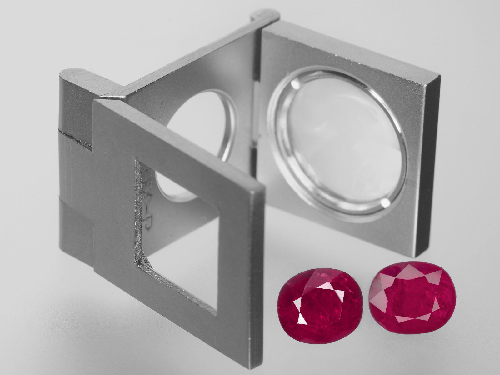 8800437-oval-deep-pinkish-red-igi-burma-natural-ruby-4.86-ct