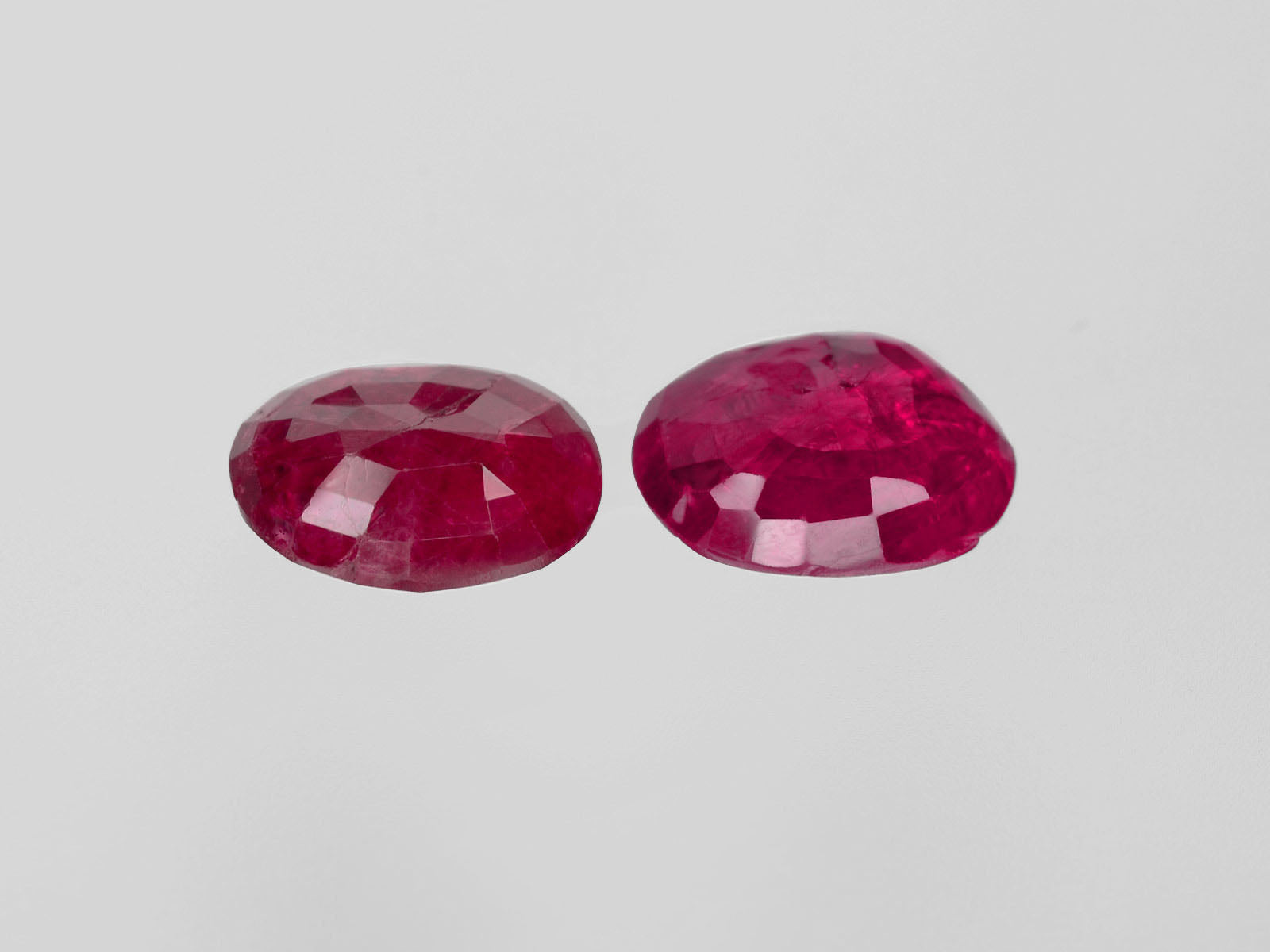 8800437-oval-deep-pinkish-red-igi-burma-natural-ruby-4.86-ct