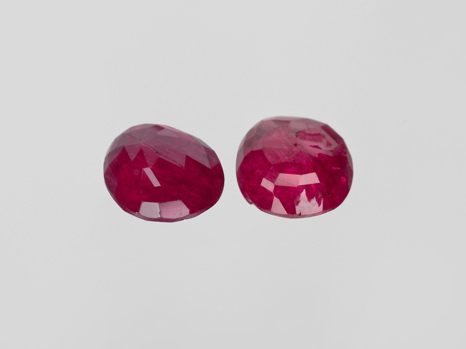 8800437-oval-deep-pinkish-red-igi-burma-natural-ruby-4.86-ct
