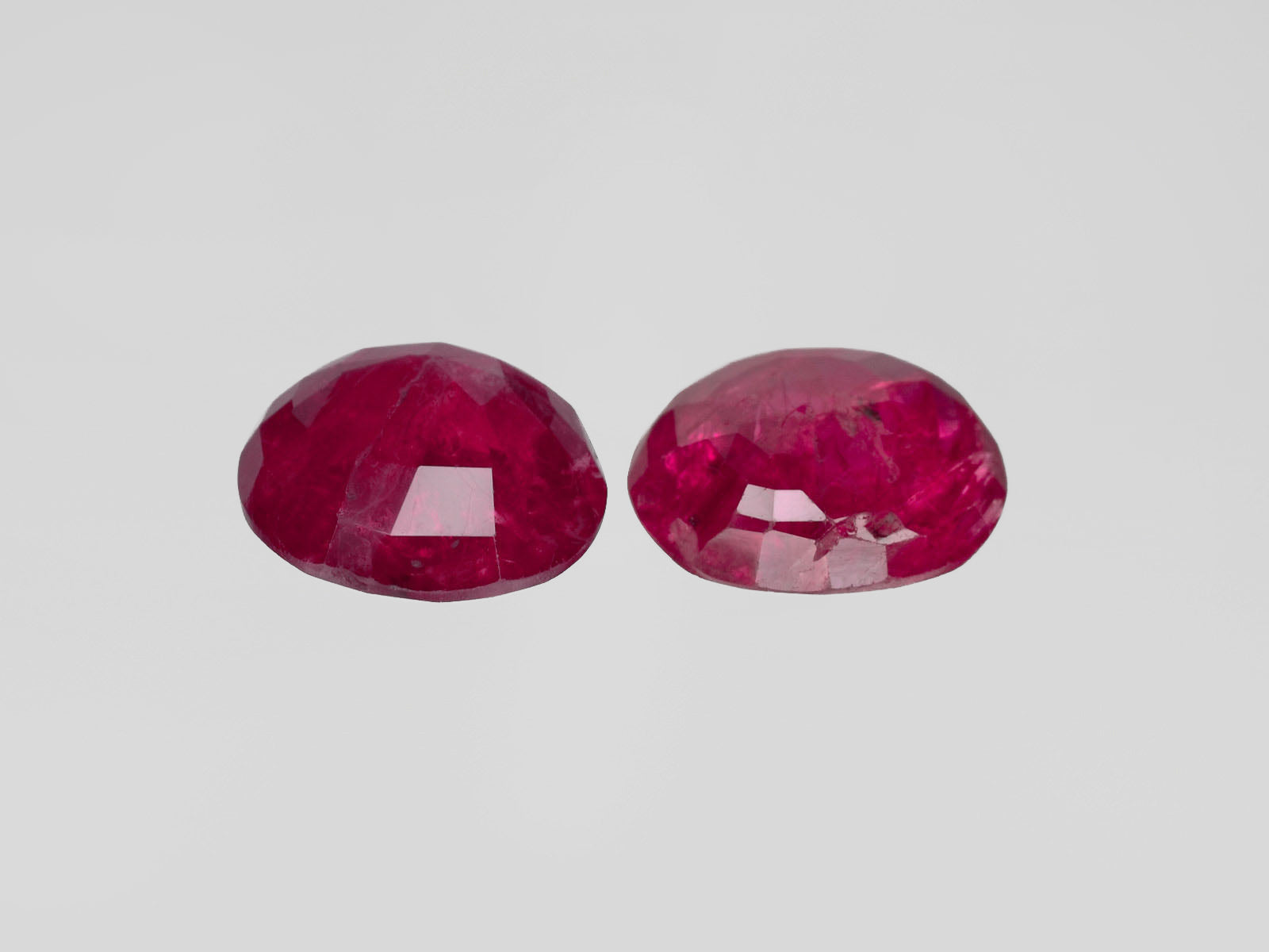 8800437-oval-deep-pinkish-red-igi-burma-natural-ruby-4.86-ct