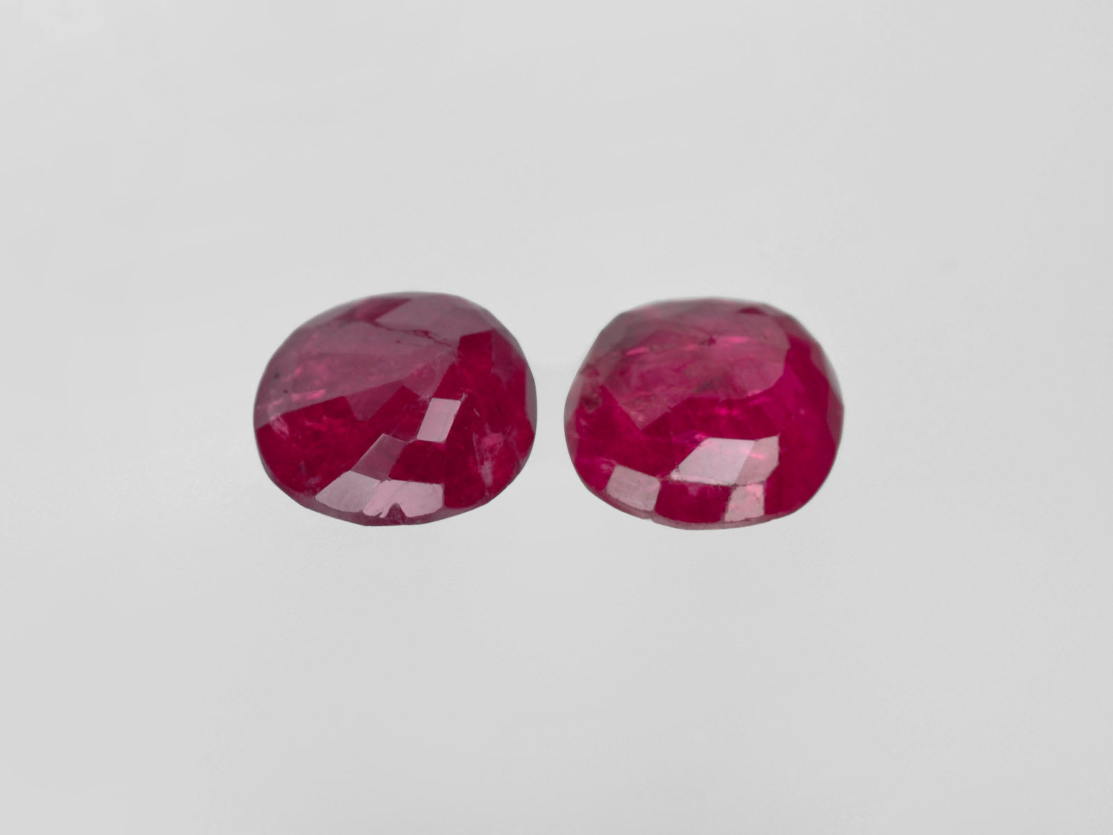 8800437-oval-deep-pinkish-red-igi-burma-natural-ruby-4.86-ct