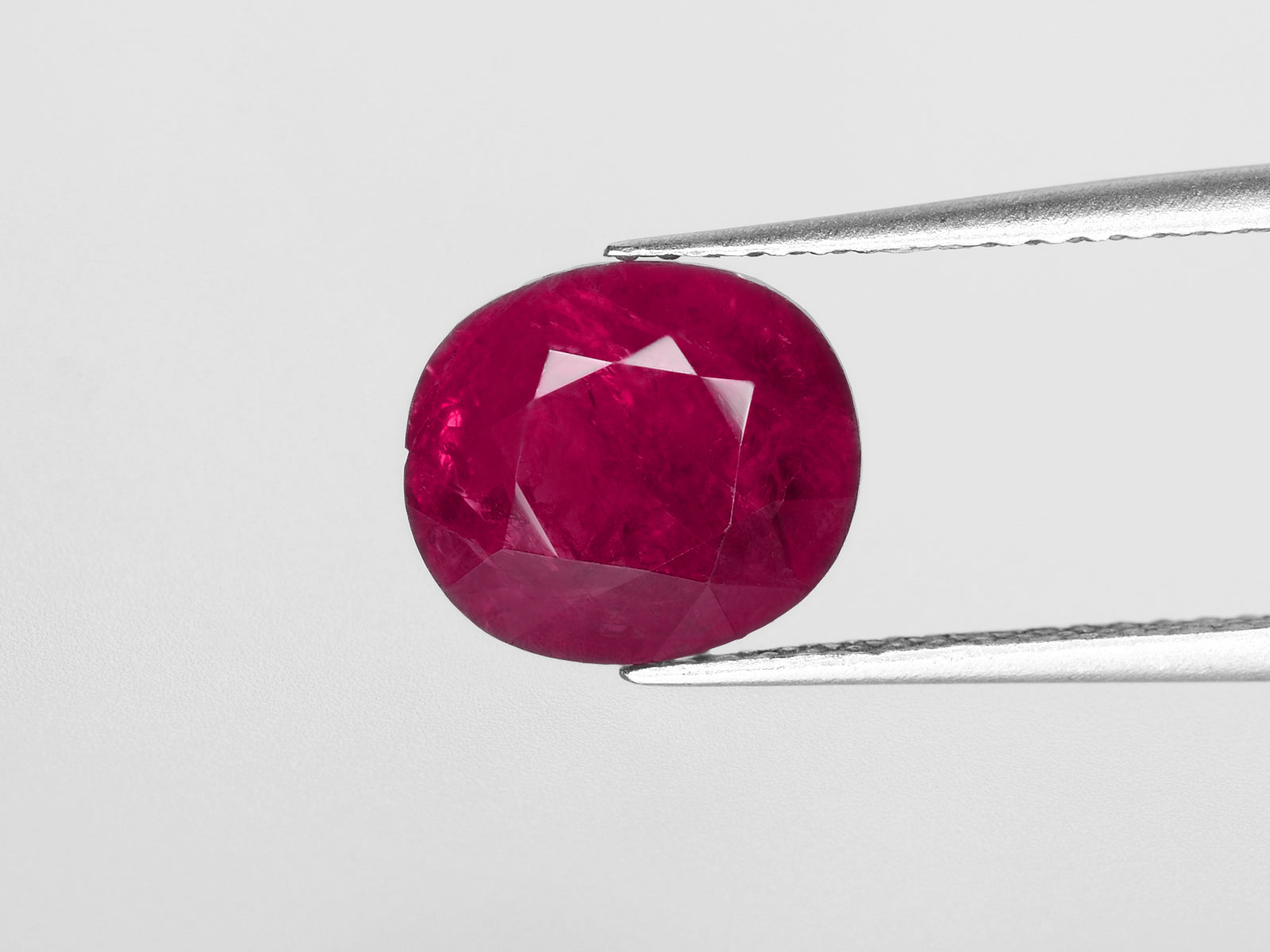 8800435-oval-deep-pinkish-red-igi-burma-natural-ruby-2.50-ct