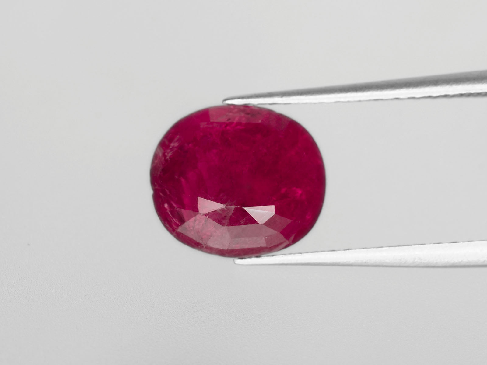 8800435-oval-deep-pinkish-red-igi-burma-natural-ruby-2.50-ct