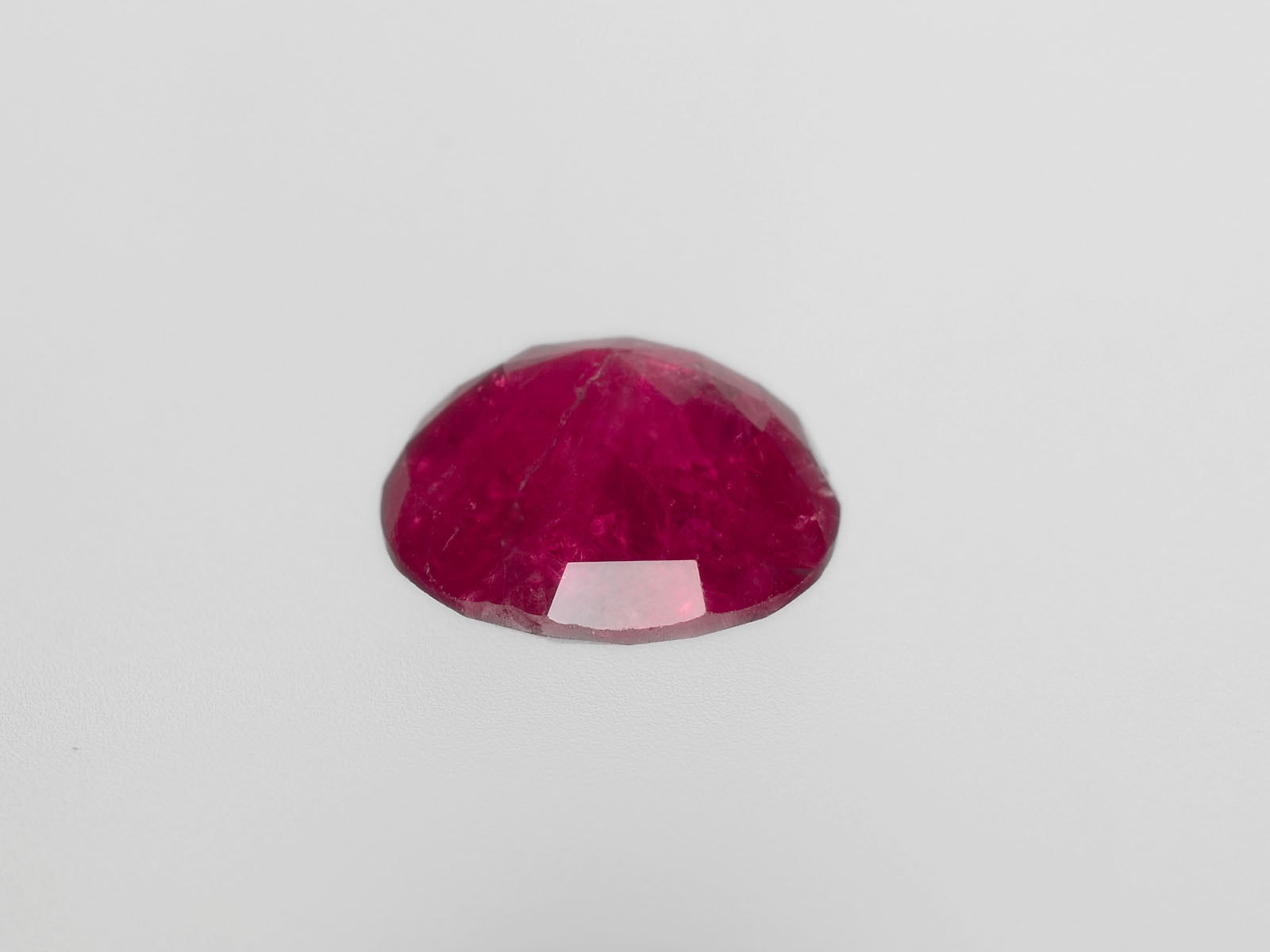 8800435-oval-deep-pinkish-red-igi-burma-natural-ruby-2.50-ct