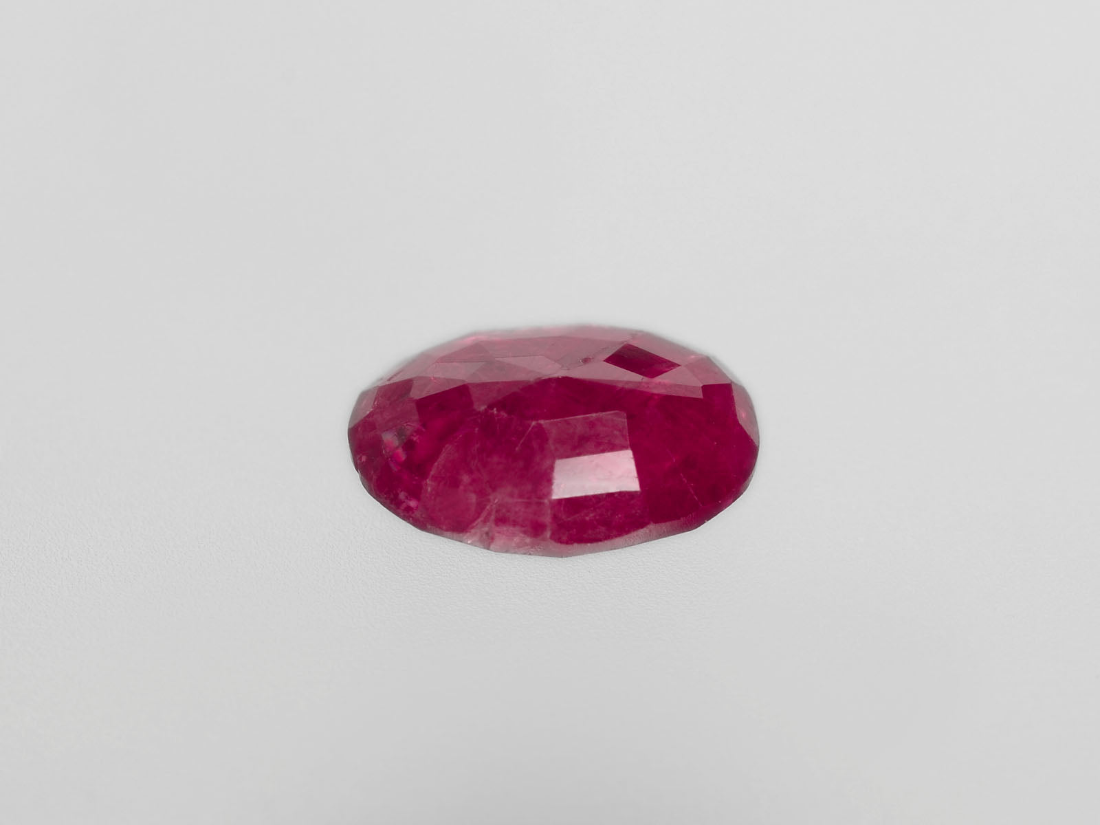 8800435-oval-deep-pinkish-red-igi-burma-natural-ruby-2.50-ct