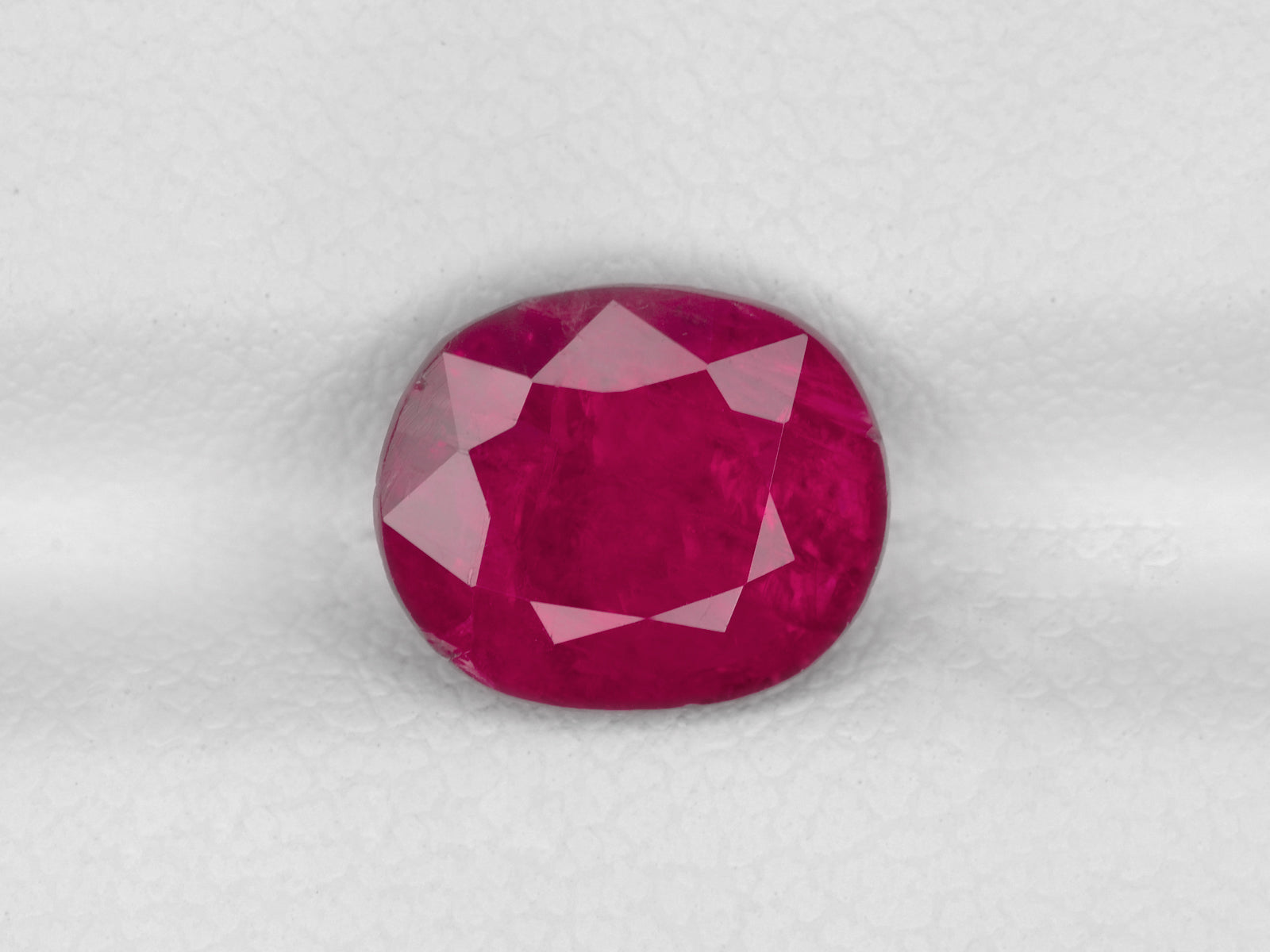 8800436-oval-deep-pinkish-red-igi-burma-natural-ruby-2.36-ct