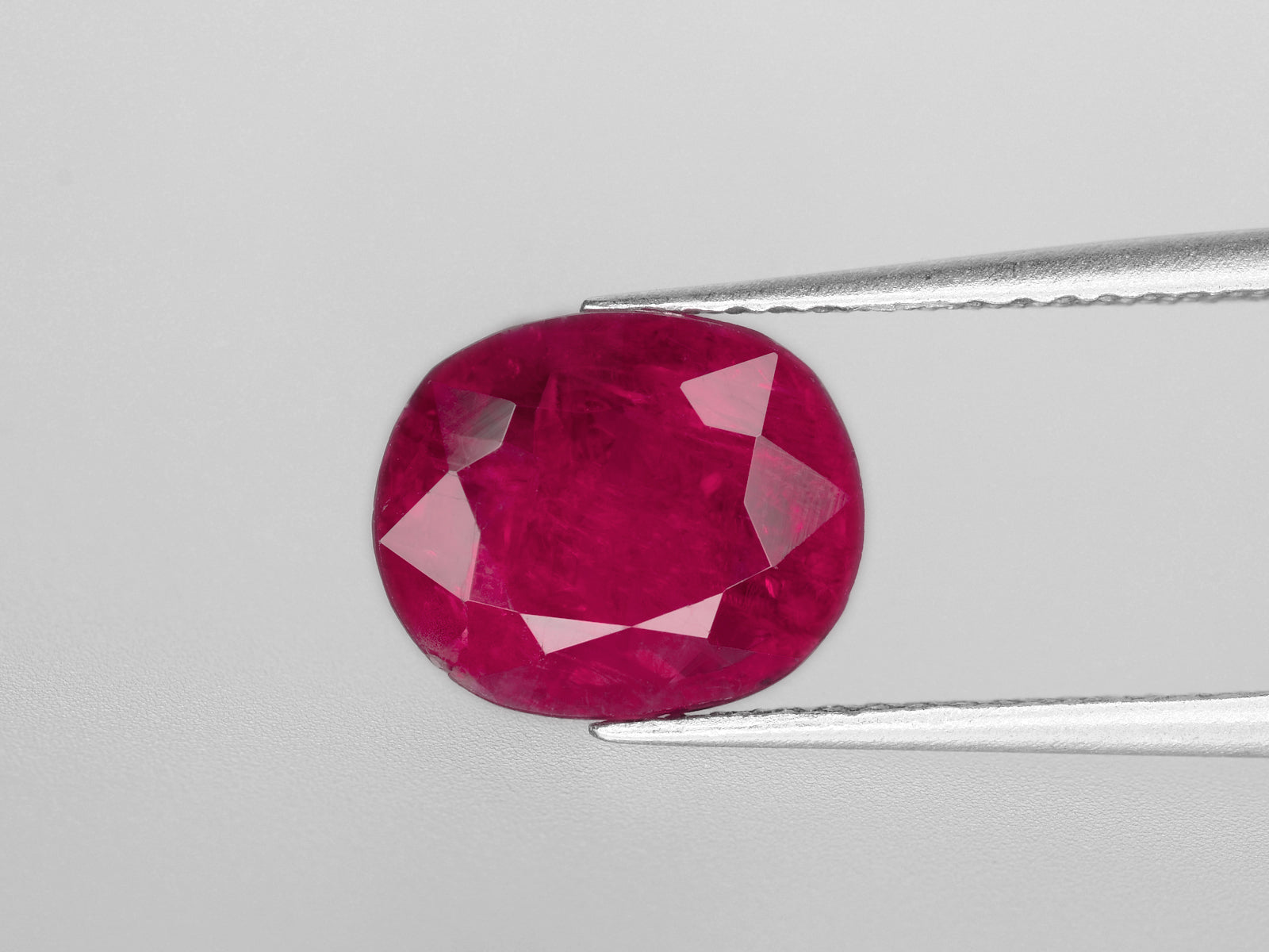 8800436-oval-deep-pinkish-red-igi-burma-natural-ruby-2.36-ct