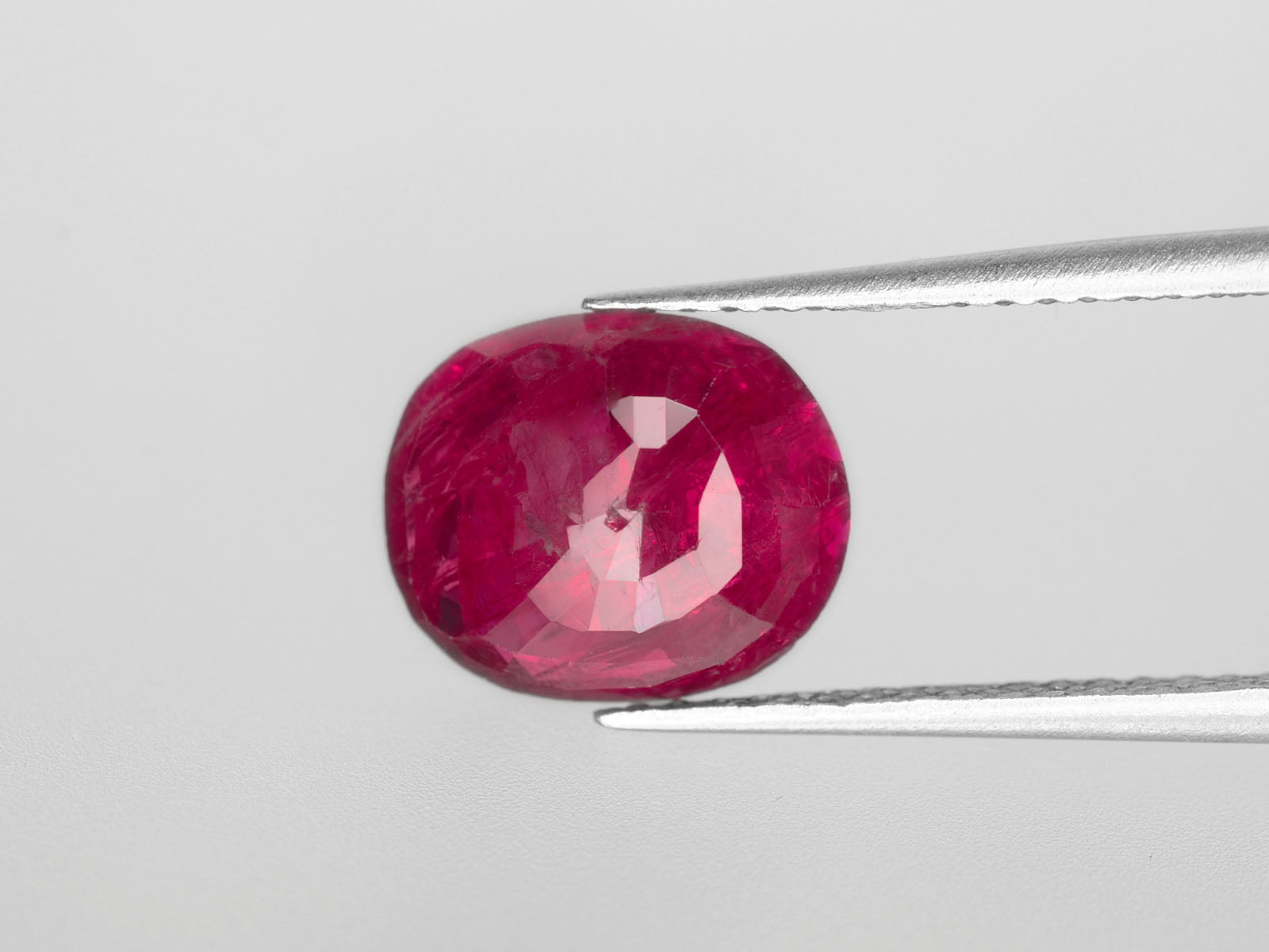 8800436-oval-deep-pinkish-red-igi-burma-natural-ruby-2.36-ct