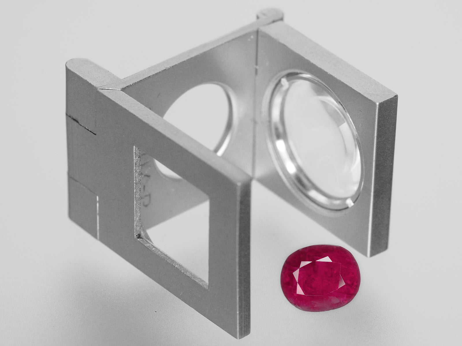 8800436-oval-deep-pinkish-red-igi-burma-natural-ruby-2.36-ct