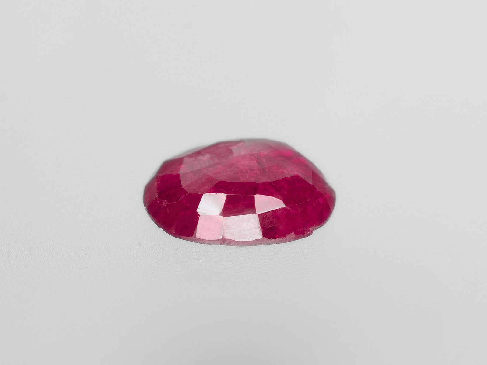 8800436-oval-deep-pinkish-red-igi-burma-natural-ruby-2.36-ct