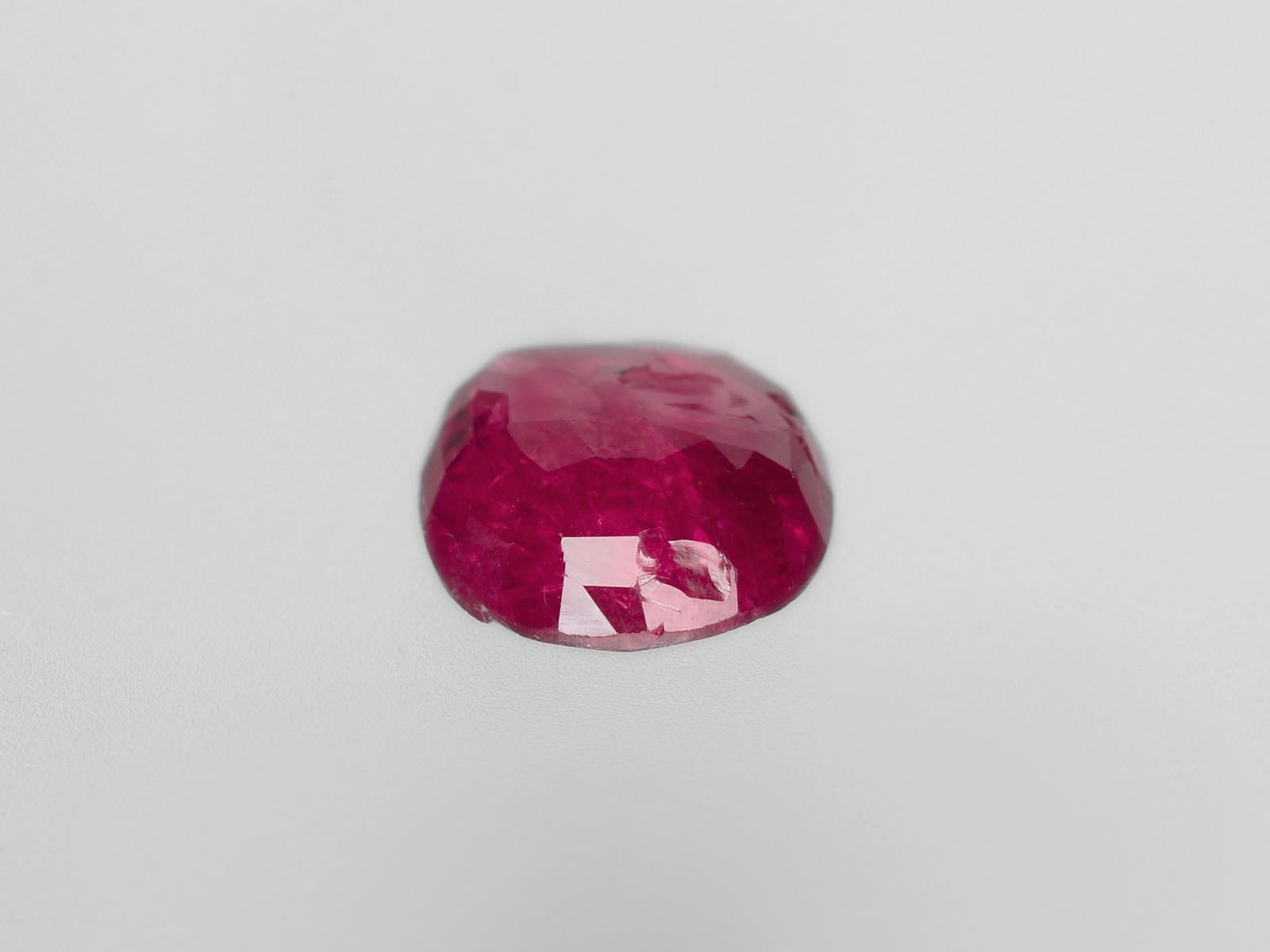 8800436-oval-deep-pinkish-red-igi-burma-natural-ruby-2.36-ct