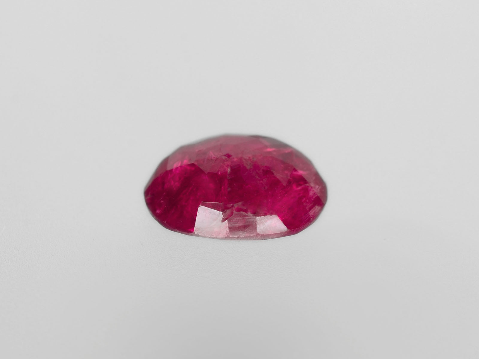 8800436-oval-deep-pinkish-red-igi-burma-natural-ruby-2.36-ct