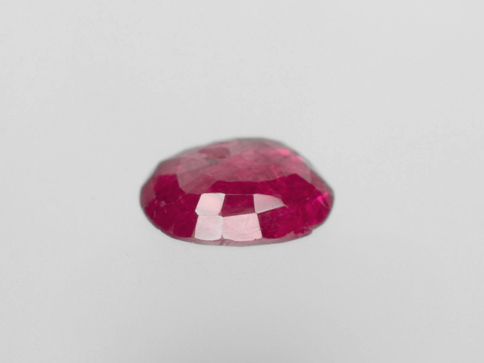 8800436-oval-deep-pinkish-red-igi-burma-natural-ruby-2.36-ct