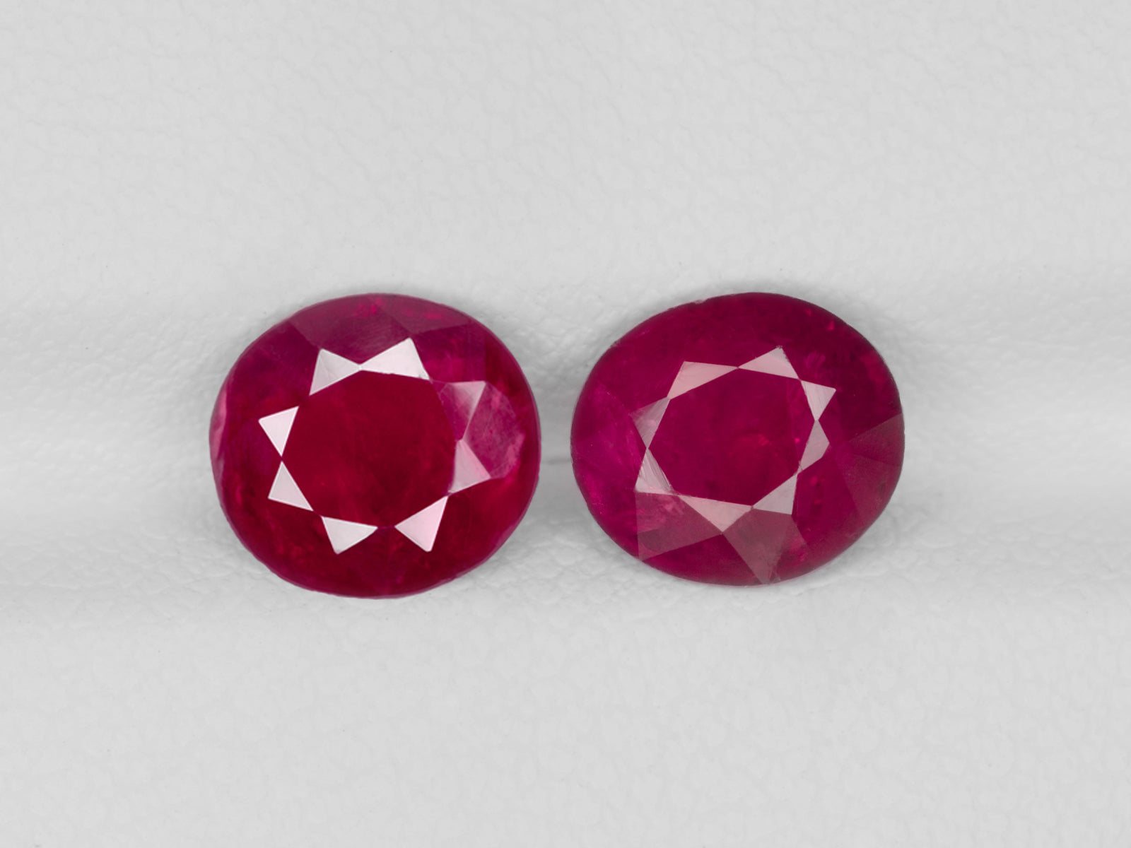 8800440-oval-intense-red-with-slight-pinkish-hue-igi-burma-natural-ruby-3.13-ct