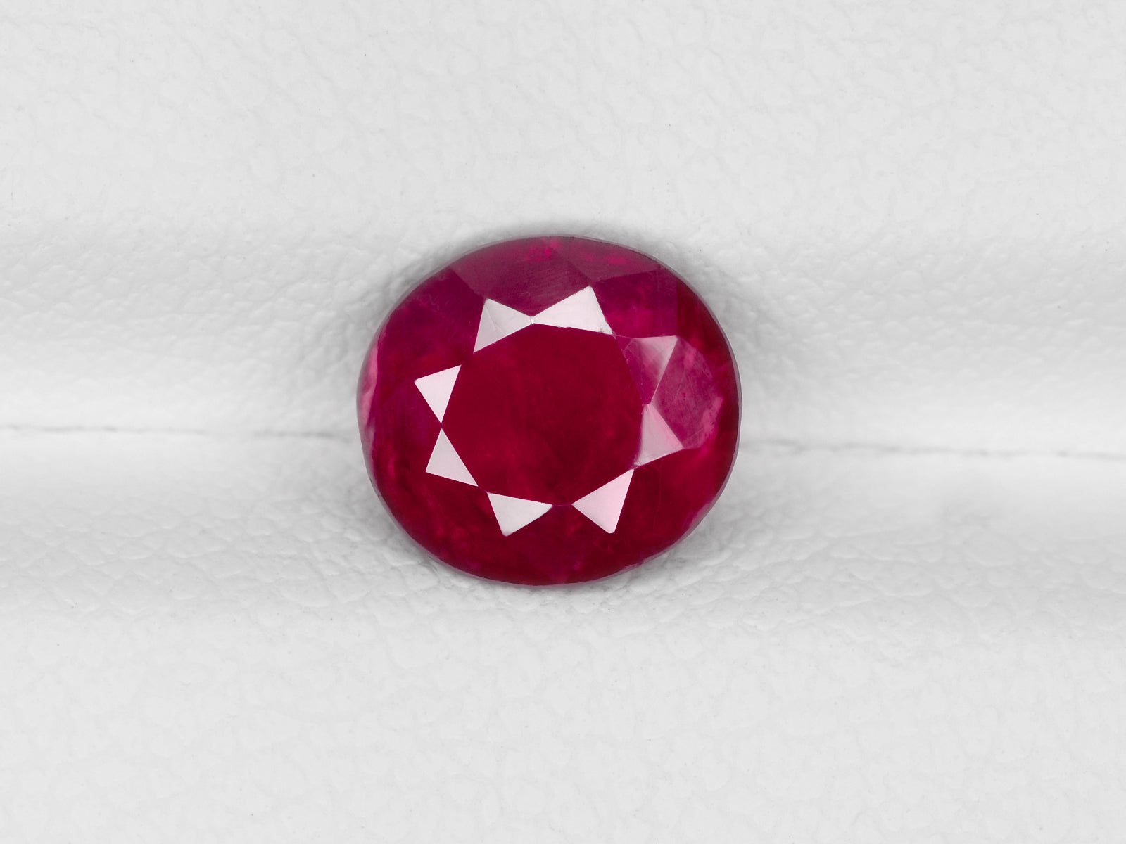 8800438-oval-intense-red-with-slight-pinkish-hue-igi-burma-natural-ruby-1.45-ct