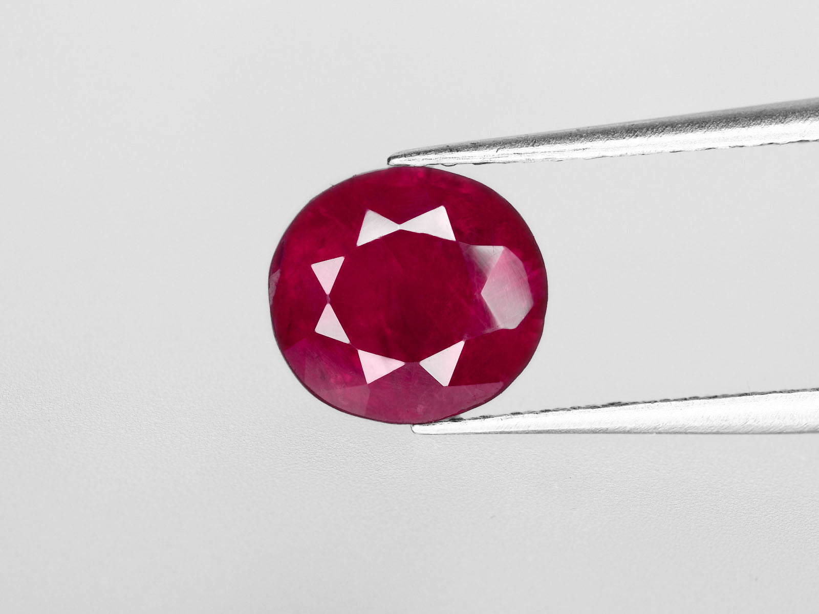 8800438-oval-intense-red-with-slight-pinkish-hue-igi-burma-natural-ruby-1.45-ct