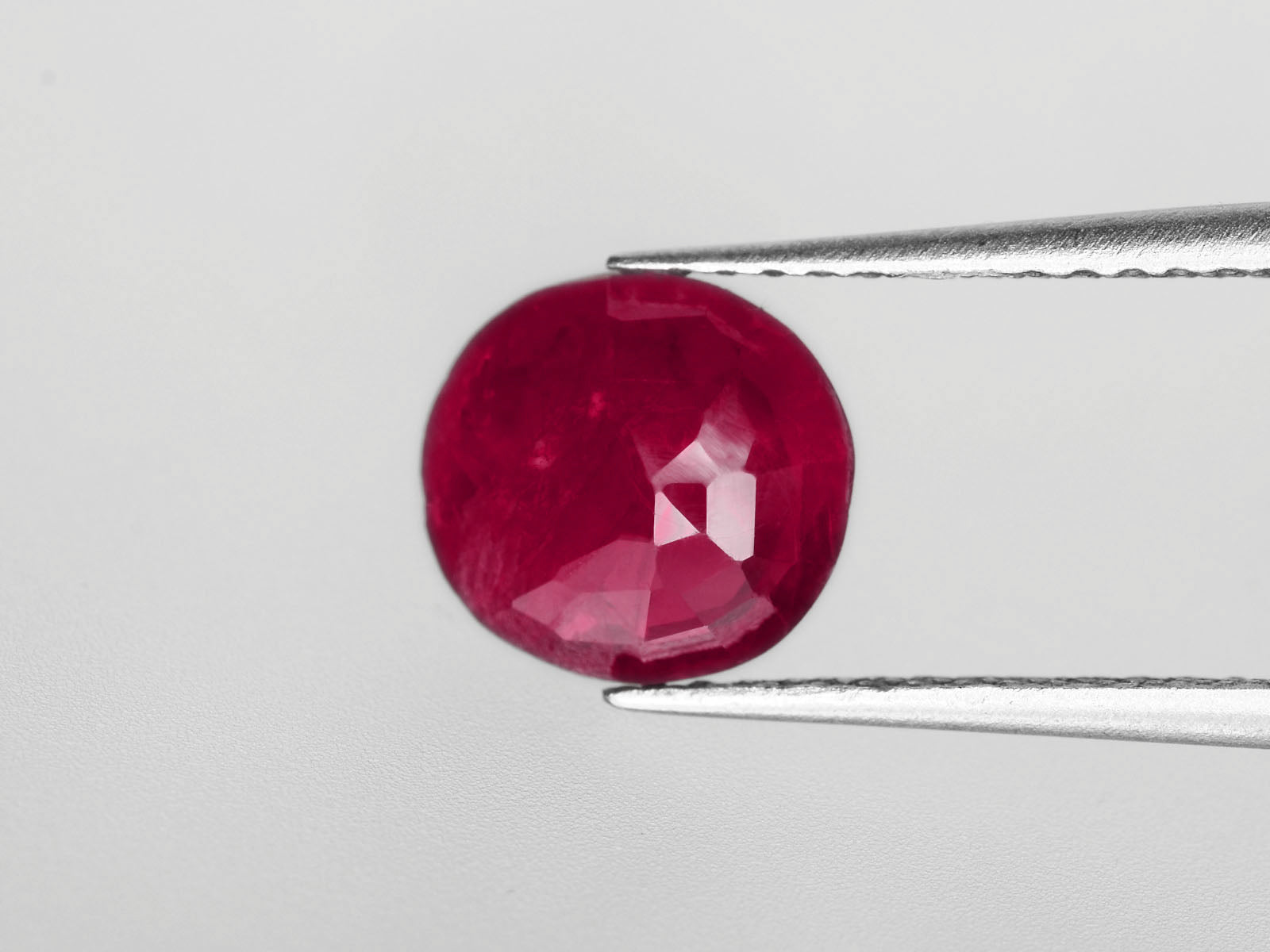 8800438-oval-intense-red-with-slight-pinkish-hue-igi-burma-natural-ruby-1.45-ct