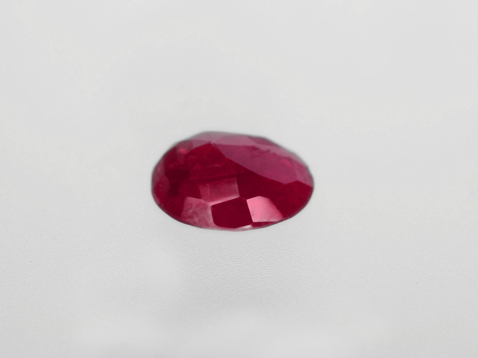 8800438-oval-intense-red-with-slight-pinkish-hue-igi-burma-natural-ruby-1.45-ct