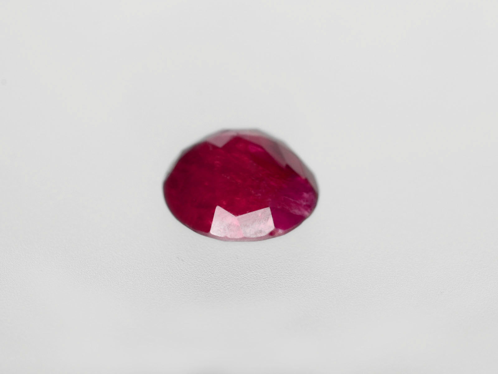 8800438-oval-intense-red-with-slight-pinkish-hue-igi-burma-natural-ruby-1.45-ct