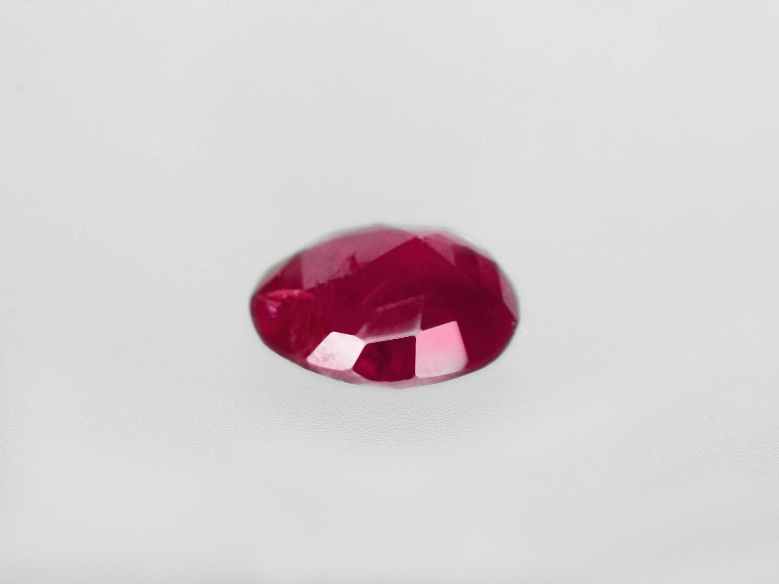 8800438-oval-intense-red-with-slight-pinkish-hue-igi-burma-natural-ruby-1.45-ct