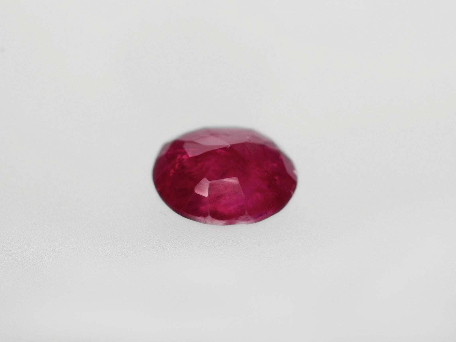 8800438-oval-intense-red-with-slight-pinkish-hue-igi-burma-natural-ruby-1.45-ct
