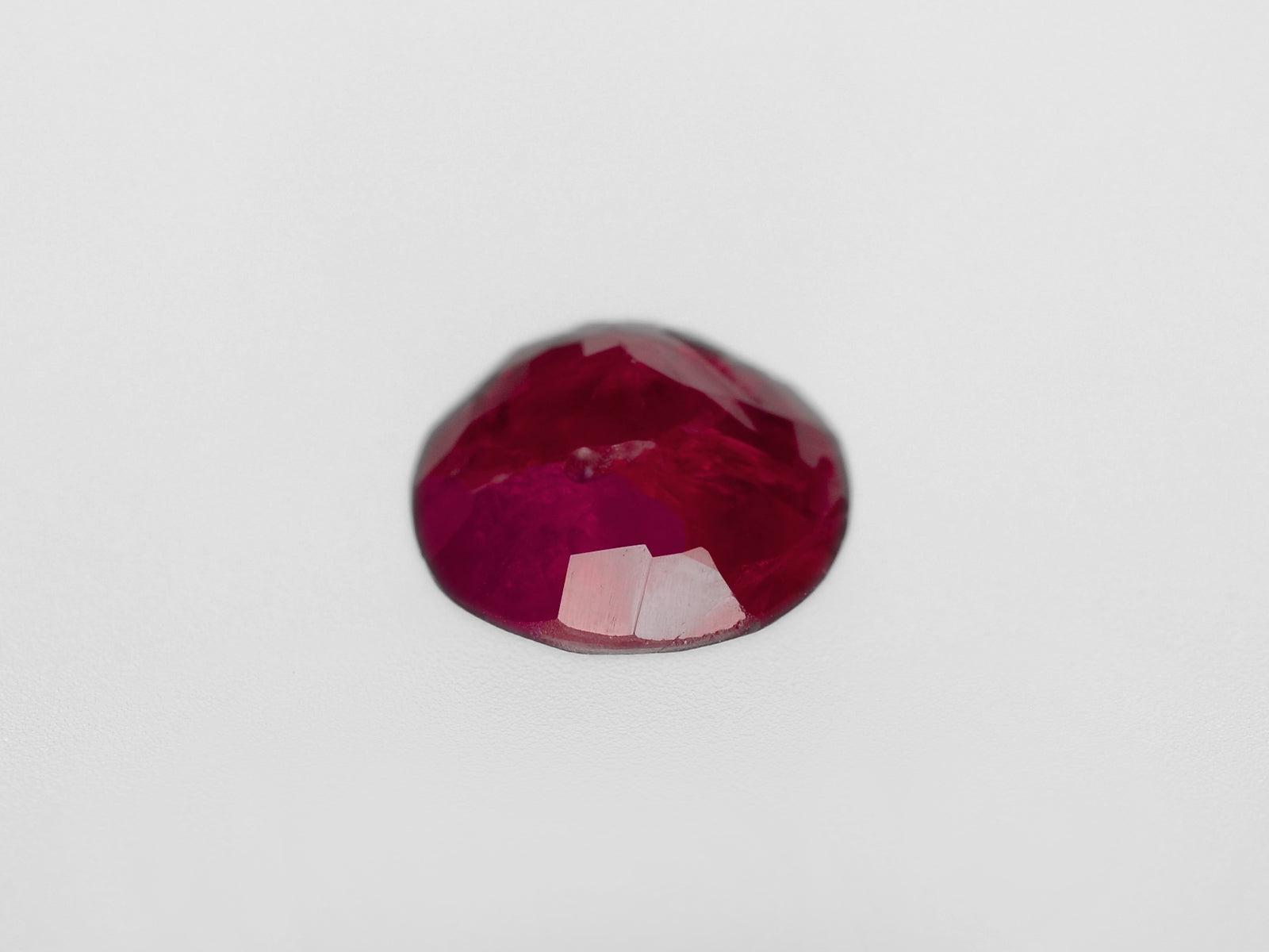 8800447-oval-intense-pinkish-red-igi-burma-natural-ruby-1.54-ct