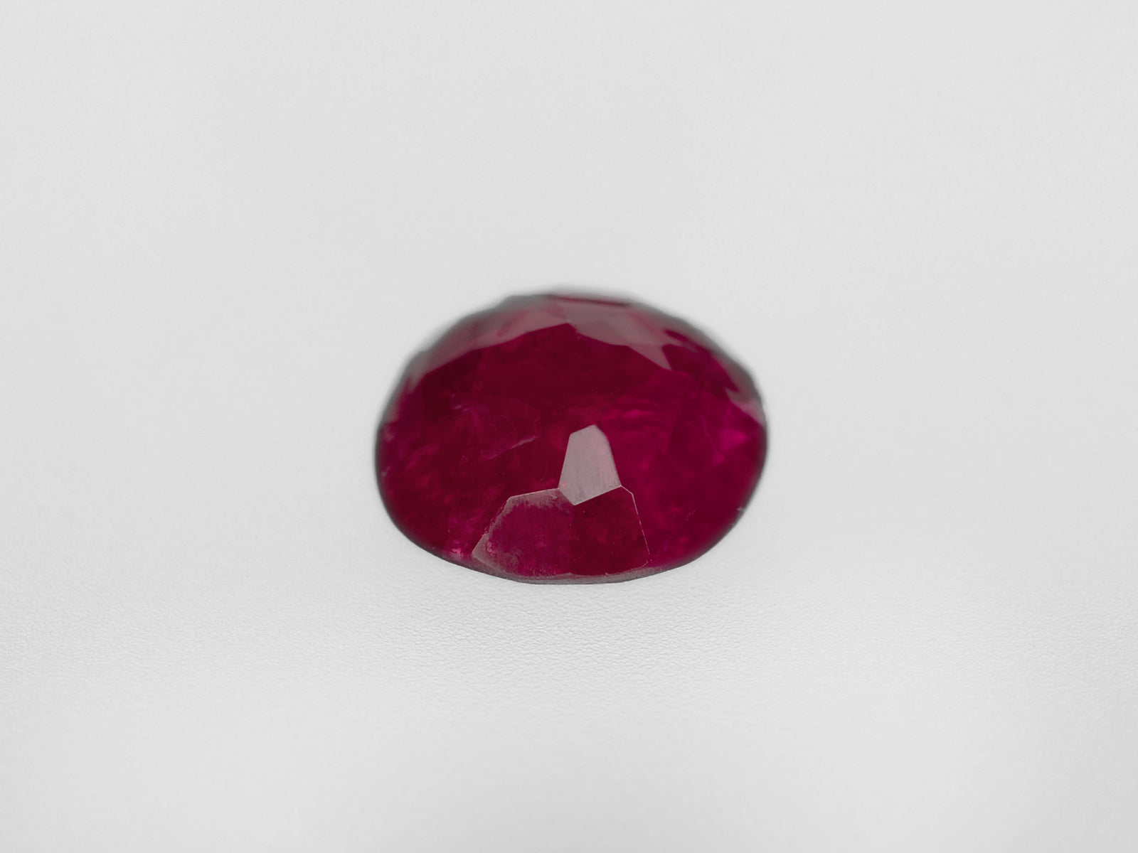 8800447-oval-intense-pinkish-red-igi-burma-natural-ruby-1.54-ct