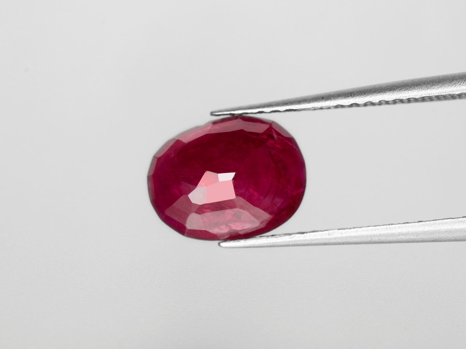 8800452-oval-deep-pinkish-red-igi-burma-natural-ruby-2.71-ct