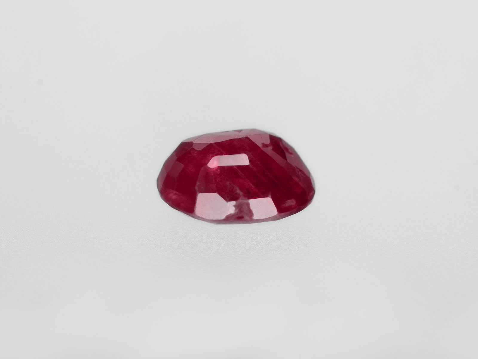 8800452-oval-deep-pinkish-red-igi-burma-natural-ruby-2.71-ct