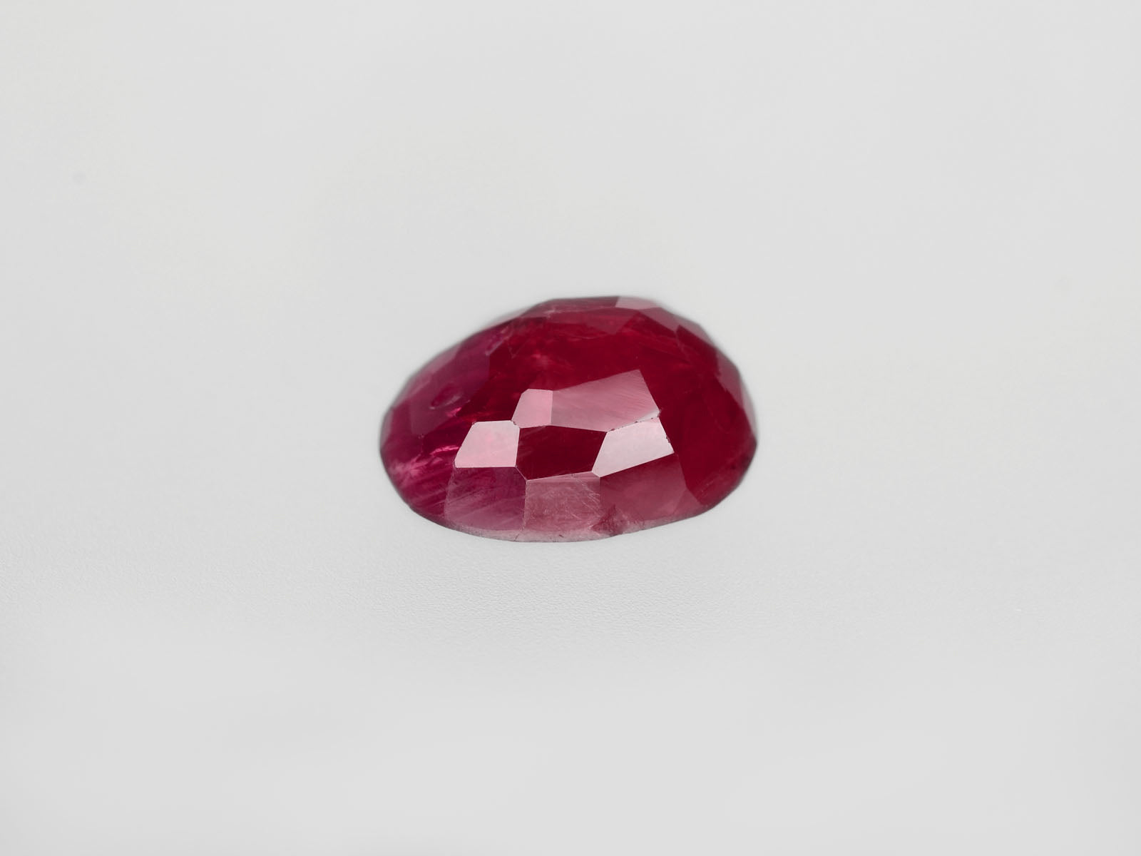 8800452-oval-deep-pinkish-red-igi-burma-natural-ruby-2.71-ct