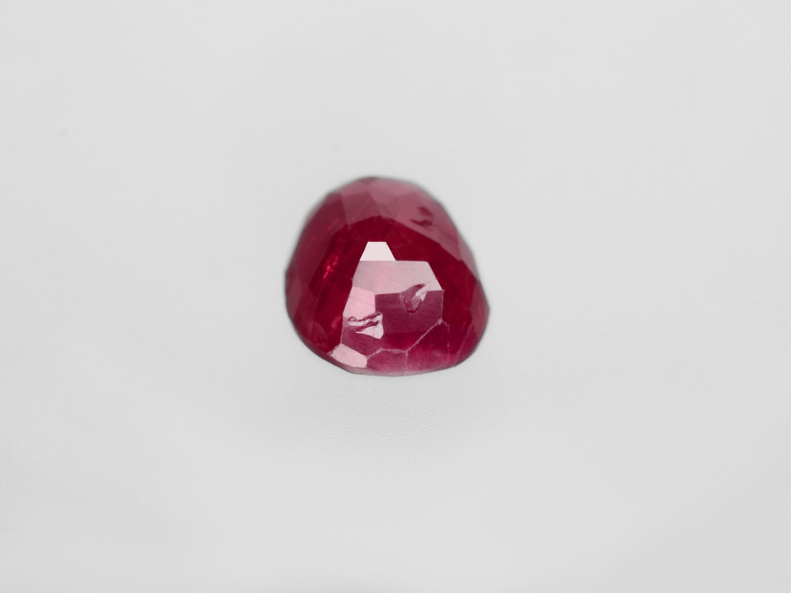 8800452-oval-deep-pinkish-red-igi-burma-natural-ruby-2.71-ct