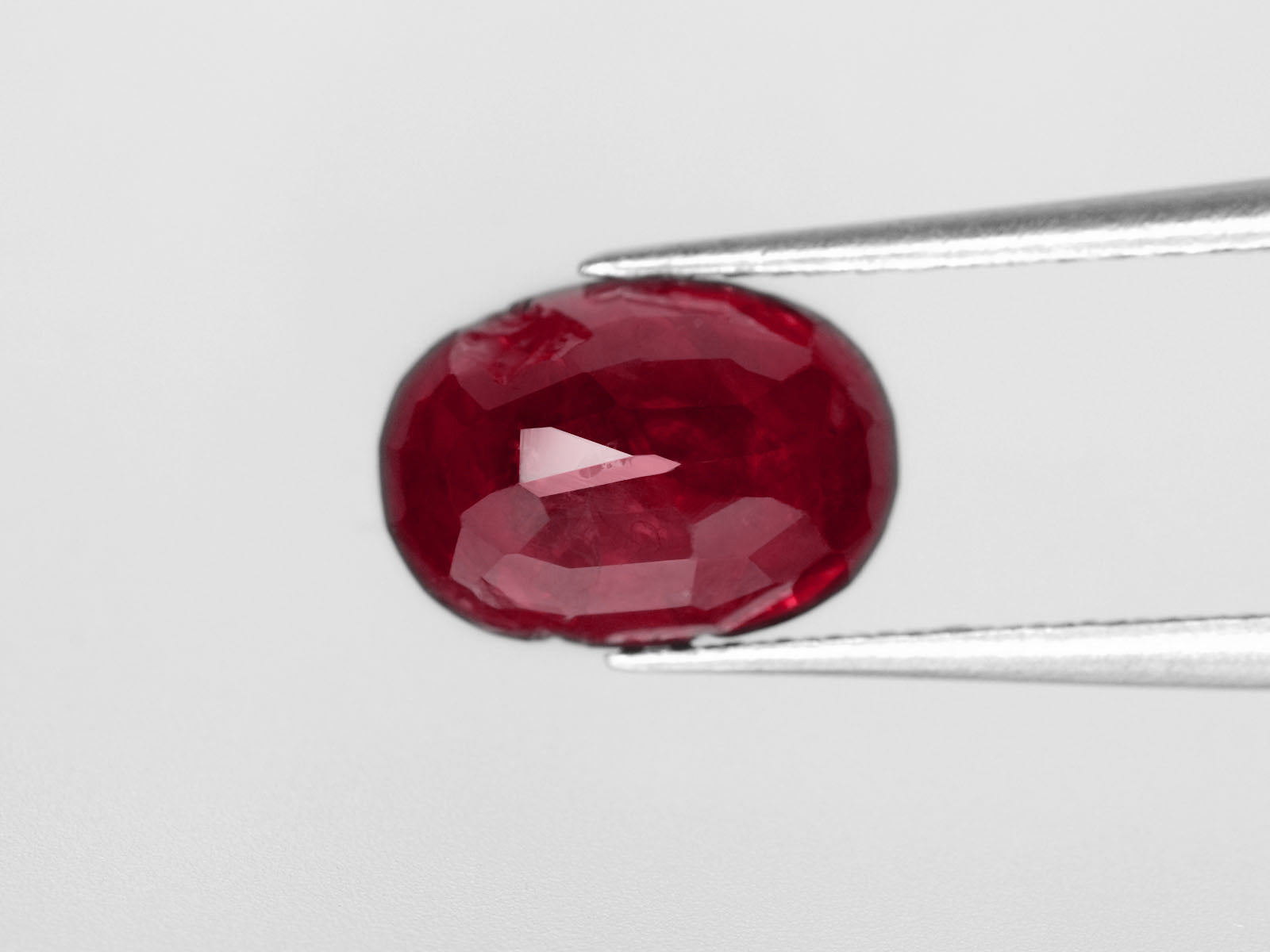 8800453-oval-deep-red-with-slight-pinkish-hue-igi-burma-natural-ruby-2.37-ct