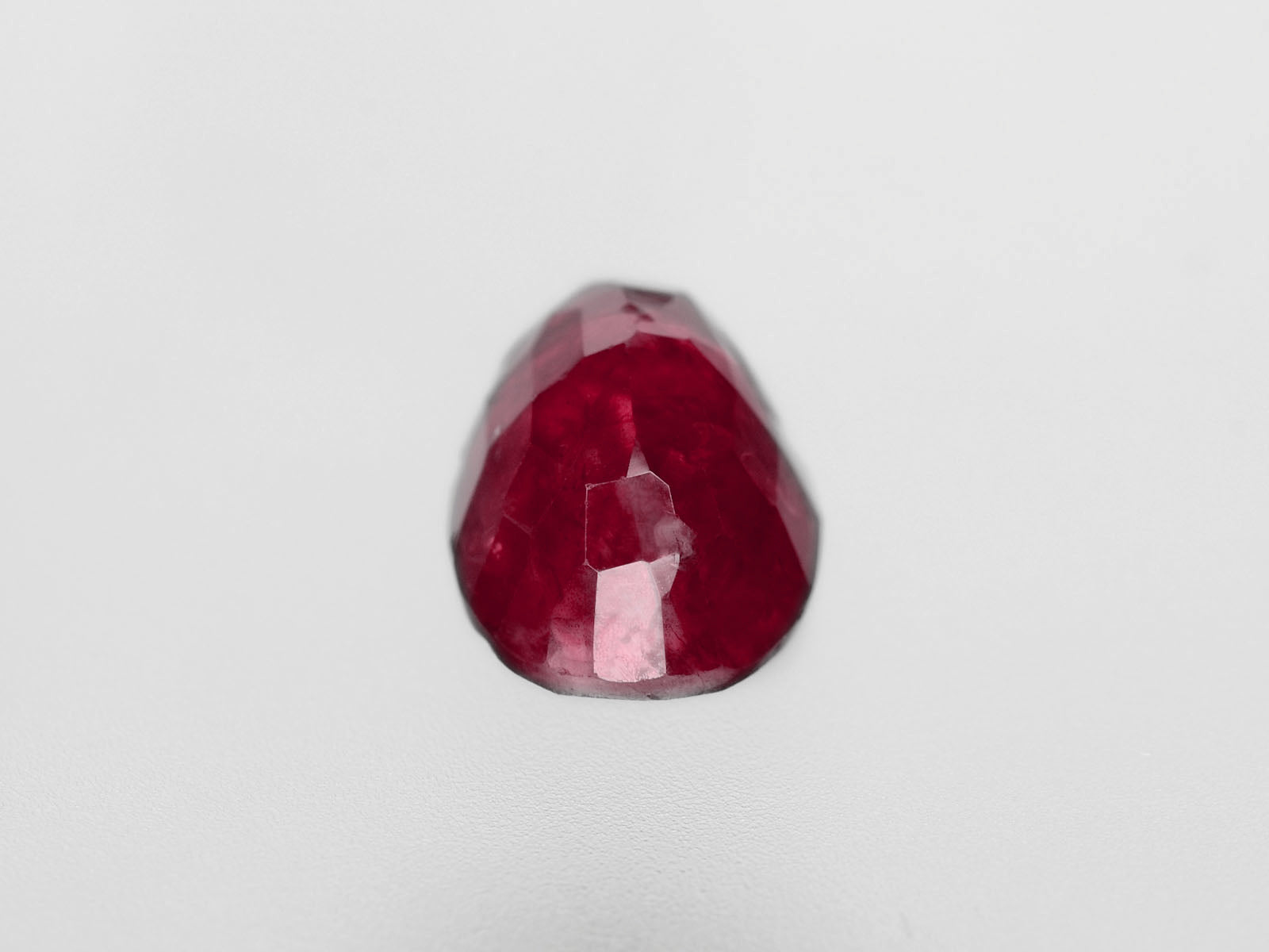 8800453-oval-deep-red-with-slight-pinkish-hue-igi-burma-natural-ruby-2.37-ct