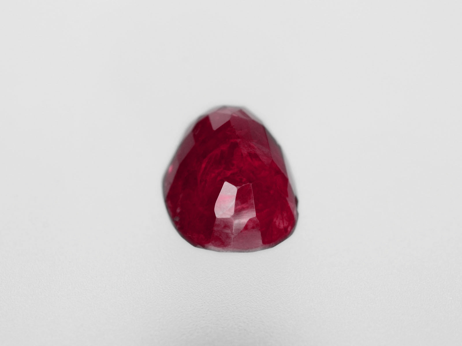 8800453-oval-deep-red-with-slight-pinkish-hue-igi-burma-natural-ruby-2.37-ct