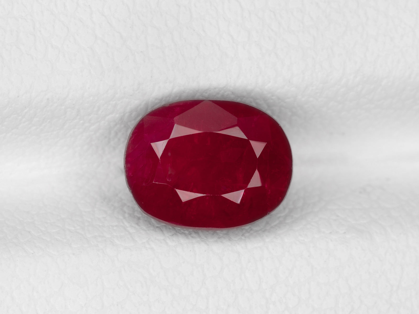 8800454-oval-deep-pinkish-red-igi-burma-natural-ruby-2.42-ct