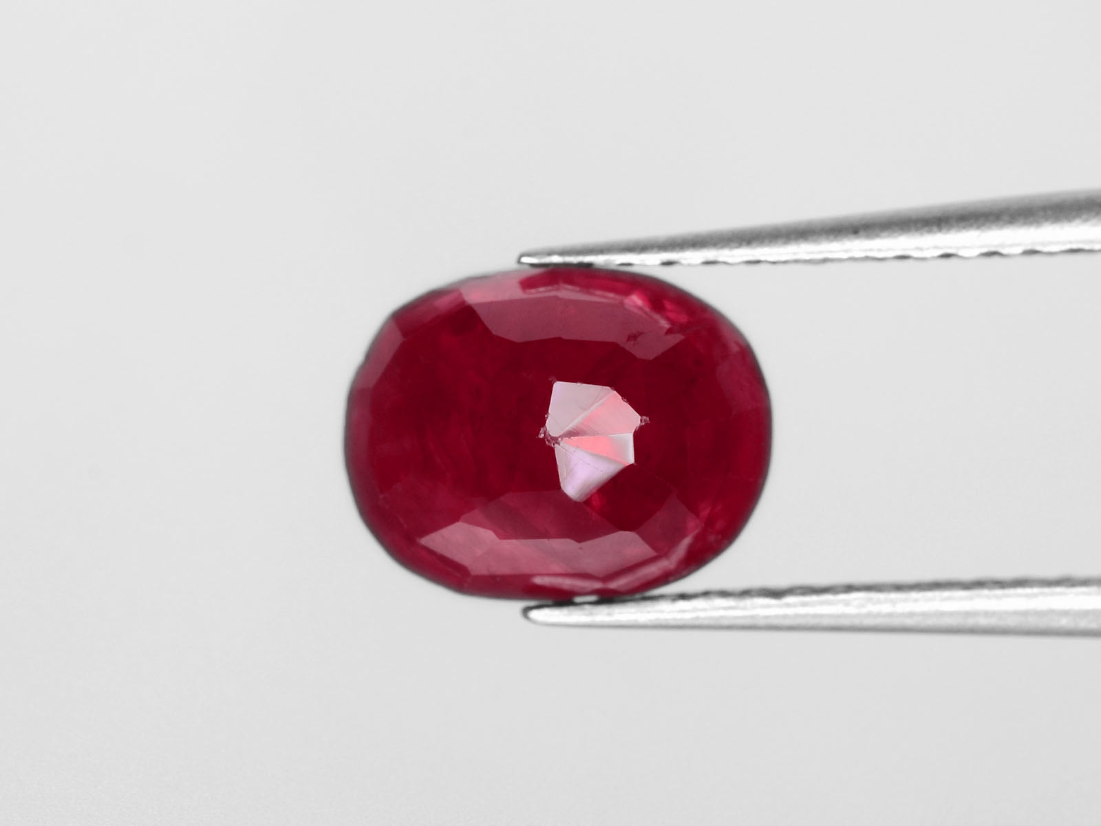 8800454-oval-deep-pinkish-red-igi-burma-natural-ruby-2.42-ct