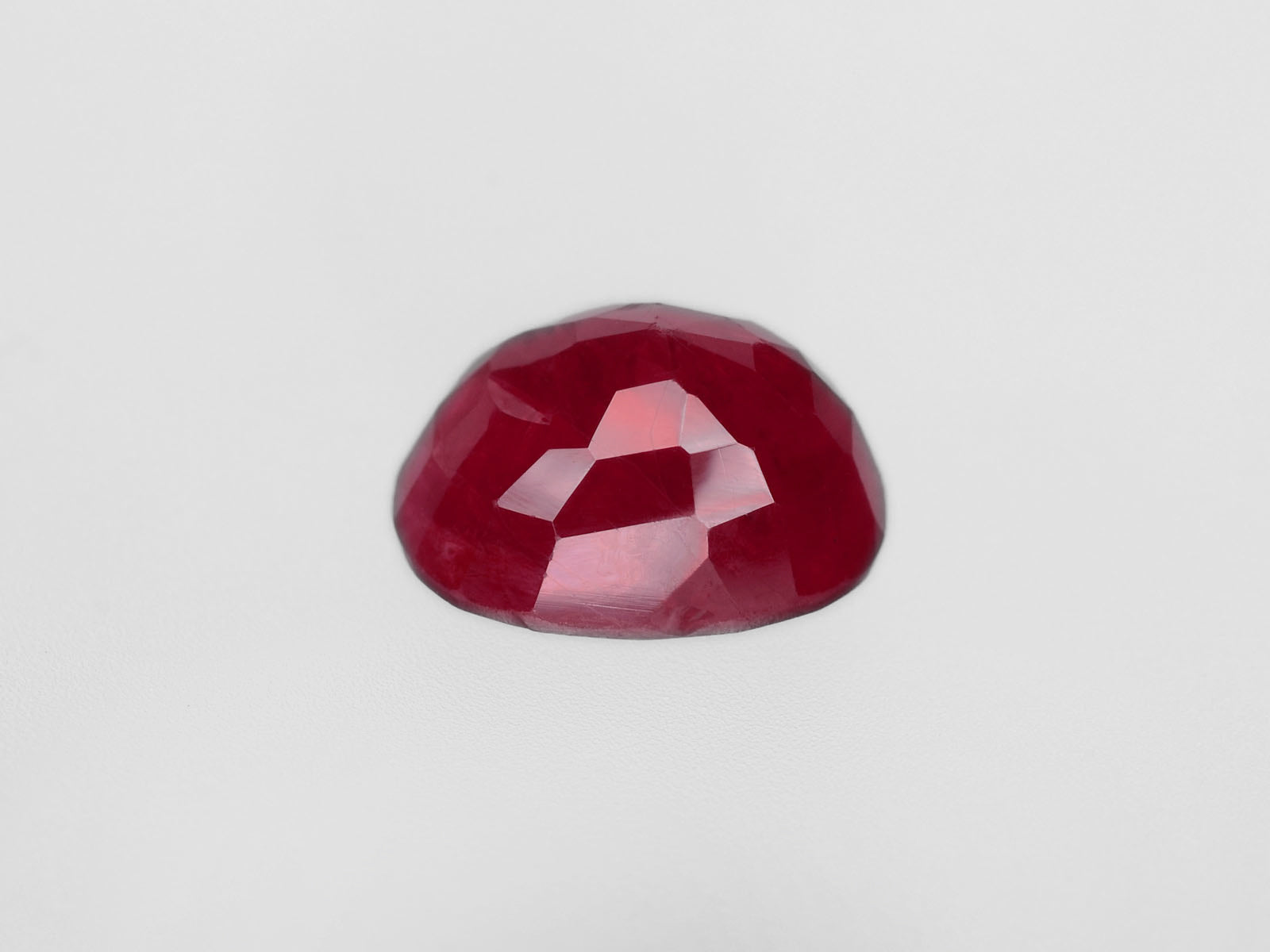 8800454-oval-deep-pinkish-red-igi-burma-natural-ruby-2.42-ct
