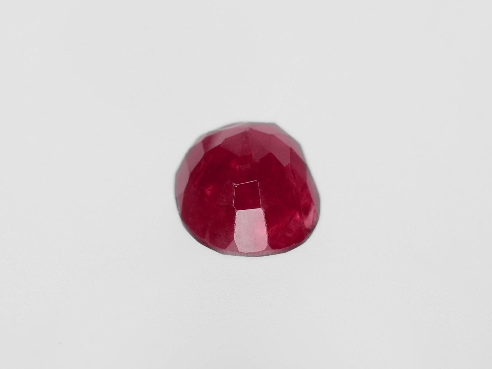 8800454-oval-deep-pinkish-red-igi-burma-natural-ruby-2.42-ct