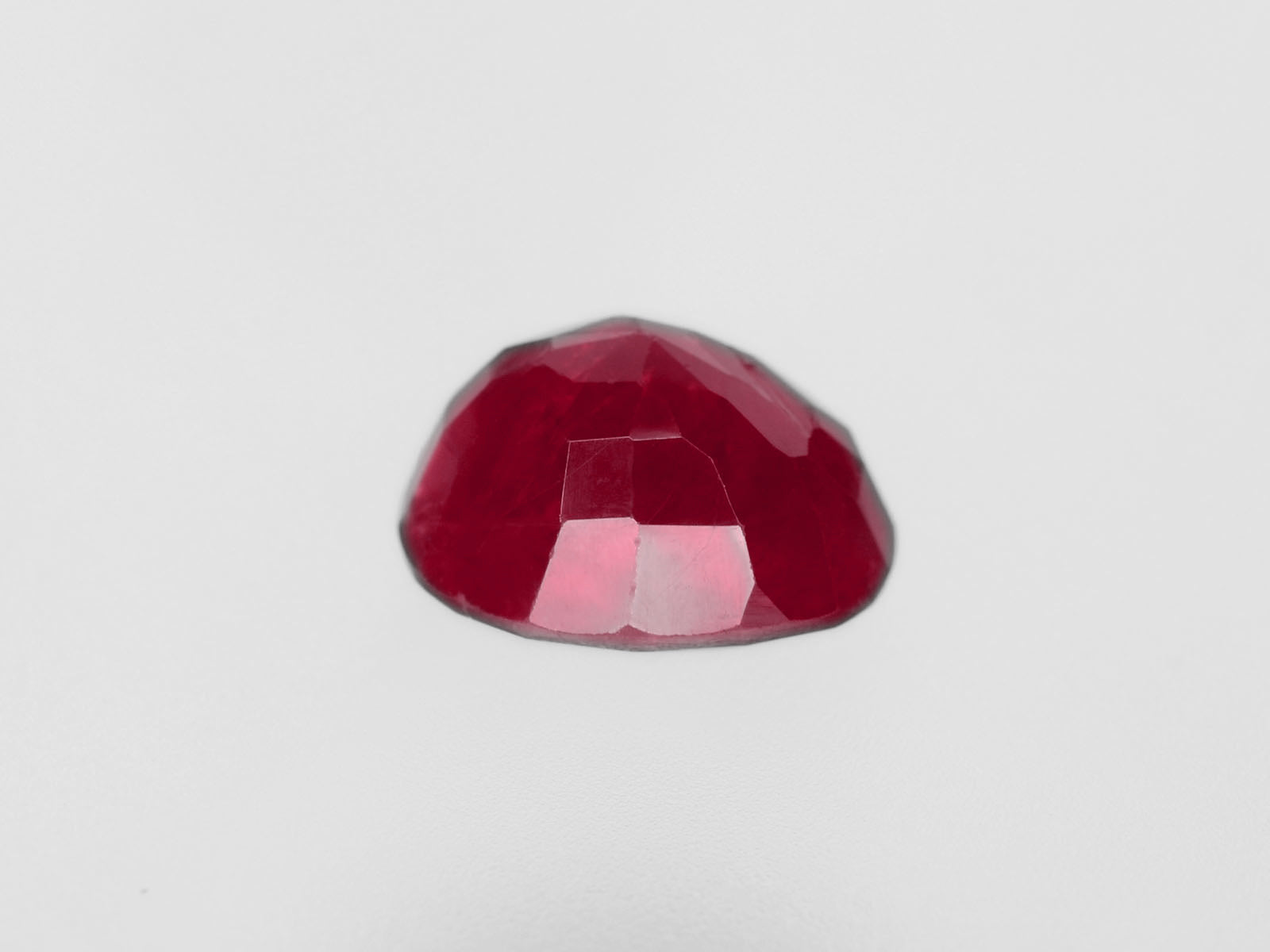 8800454-oval-deep-pinkish-red-igi-burma-natural-ruby-2.42-ct