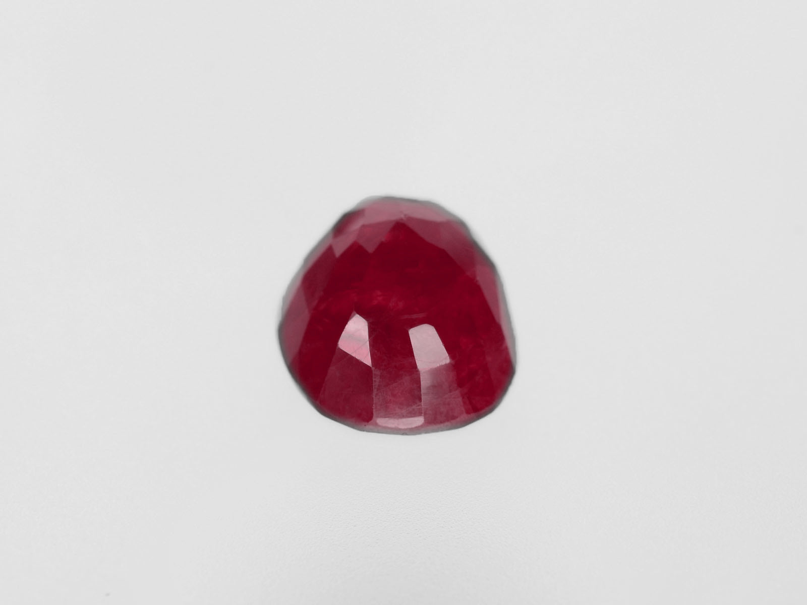 8800454-oval-deep-pinkish-red-igi-burma-natural-ruby-2.42-ct