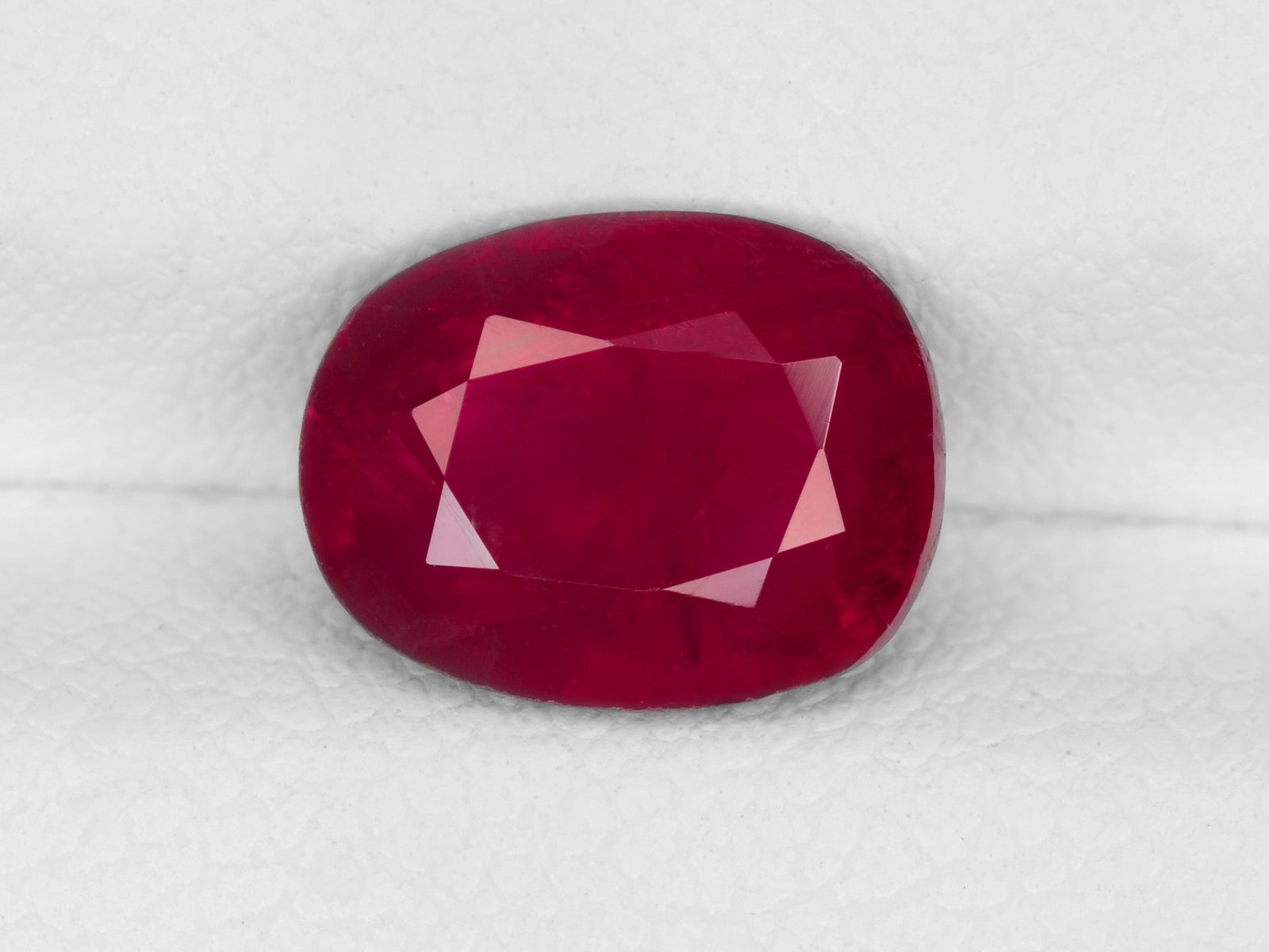 8800455-oval-deep-pinkish-red-igi-burma-natural-ruby-2.61-ct