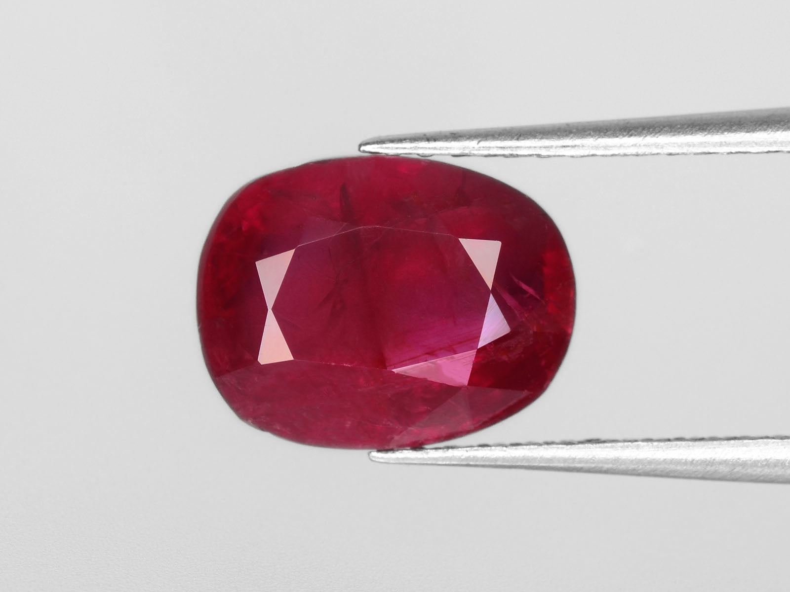 8800455-oval-deep-pinkish-red-igi-burma-natural-ruby-2.61-ct