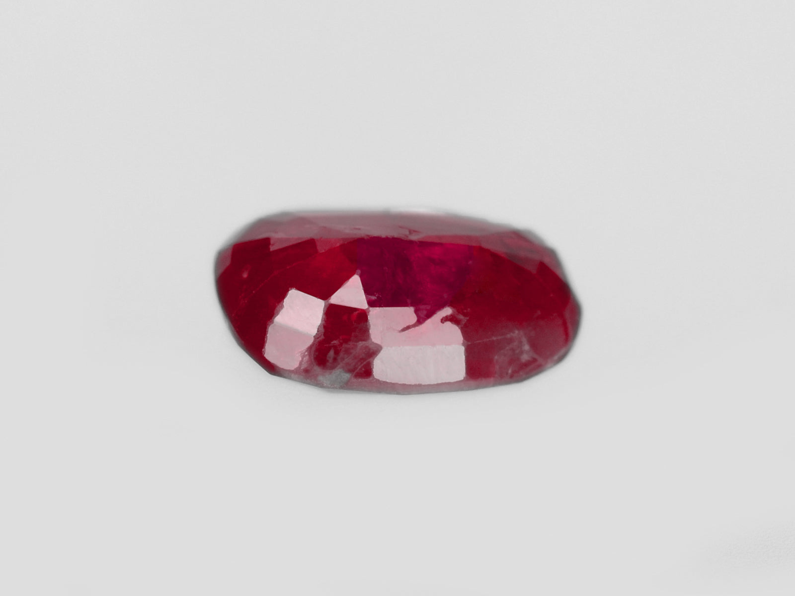 8800455-oval-deep-pinkish-red-igi-burma-natural-ruby-2.61-ct